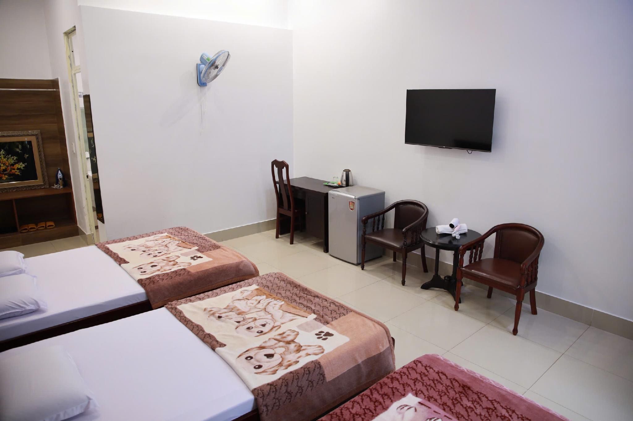 Khách sạn Bảo Lộc Garden Family 4 Pax with Window, 1 King and 2 Single 2