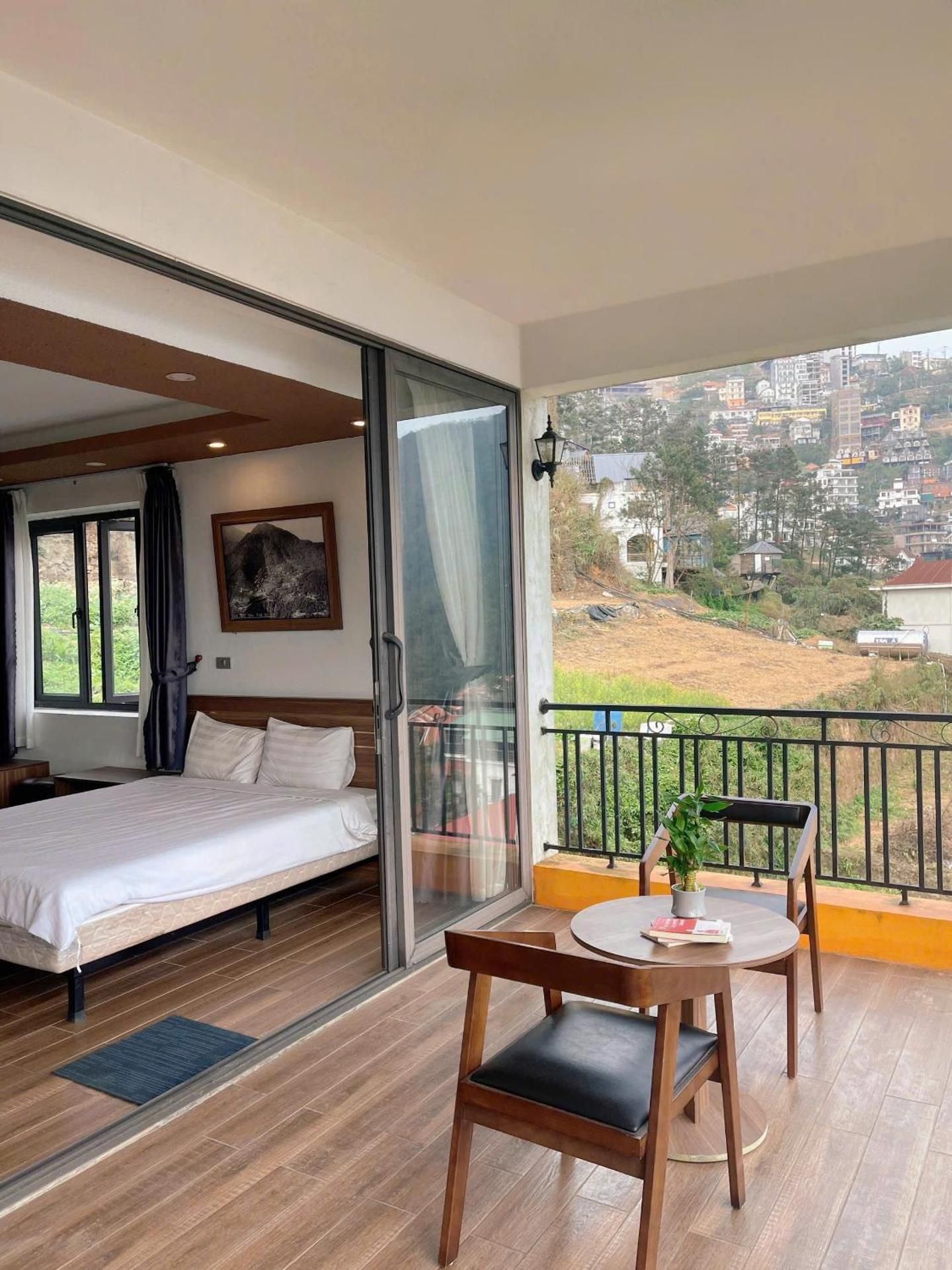 Apartment with Mountain View