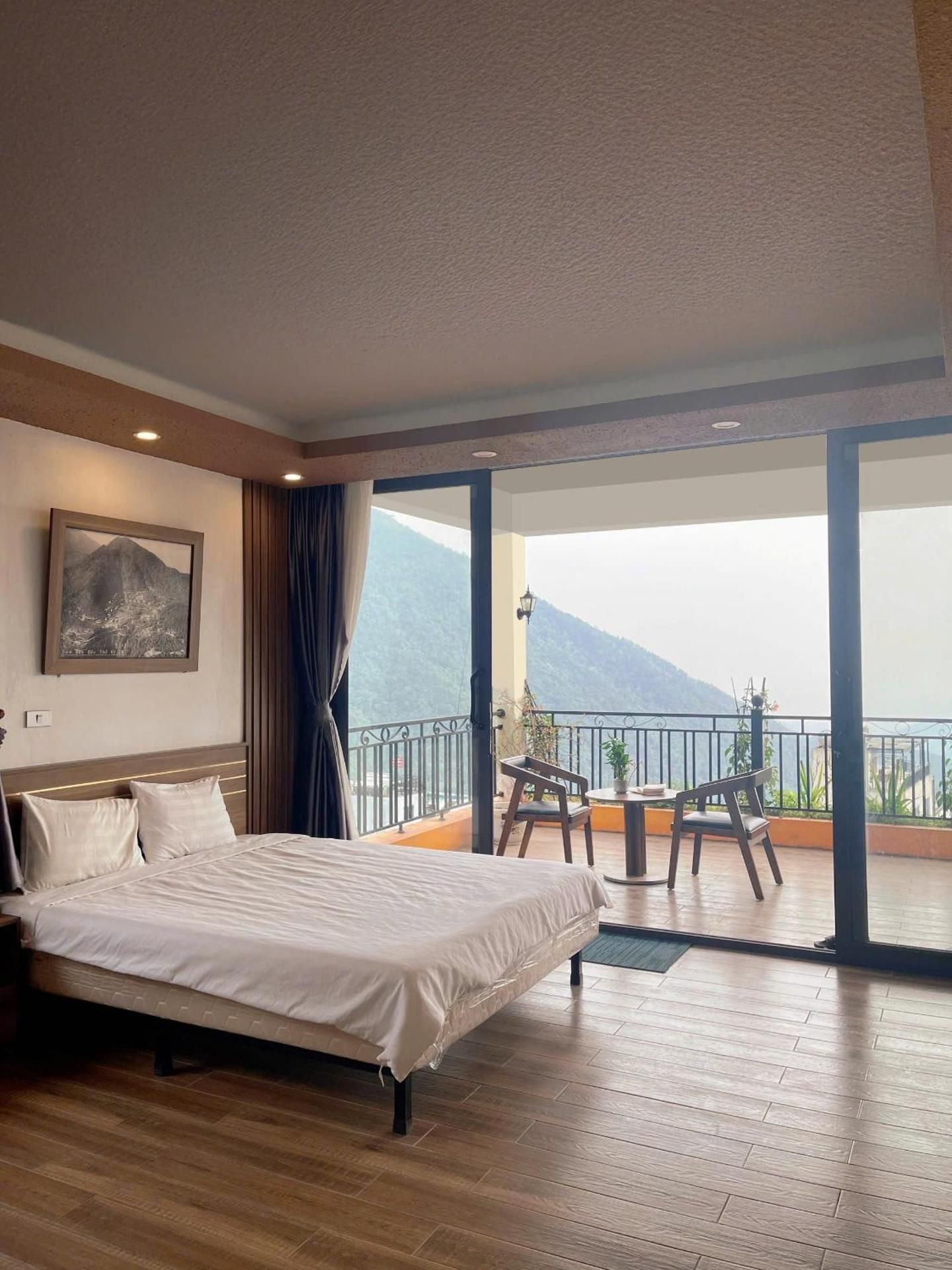 Apartment with Mountain View