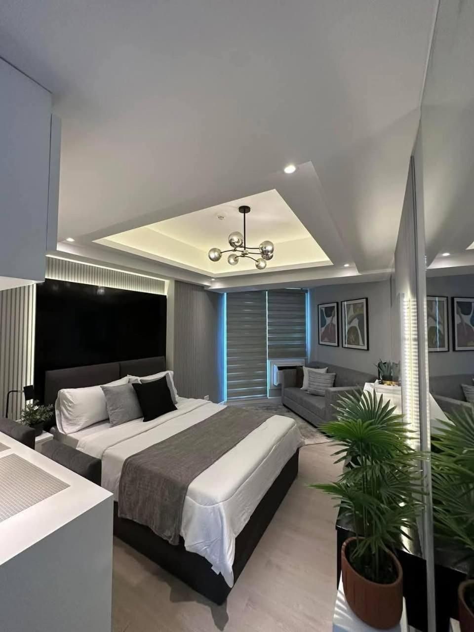 Apartment with Mountain View