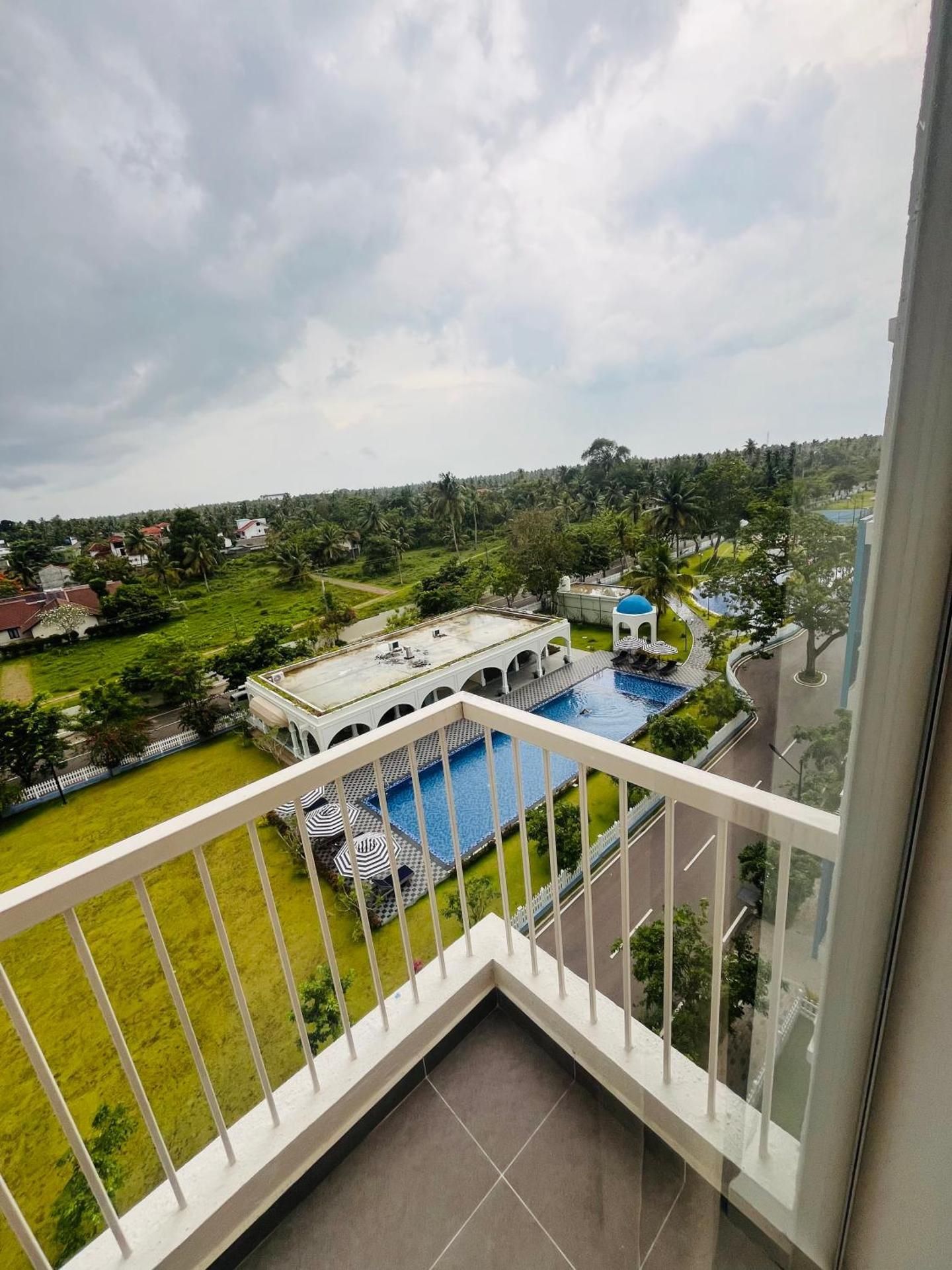 Apartment with Pool View 