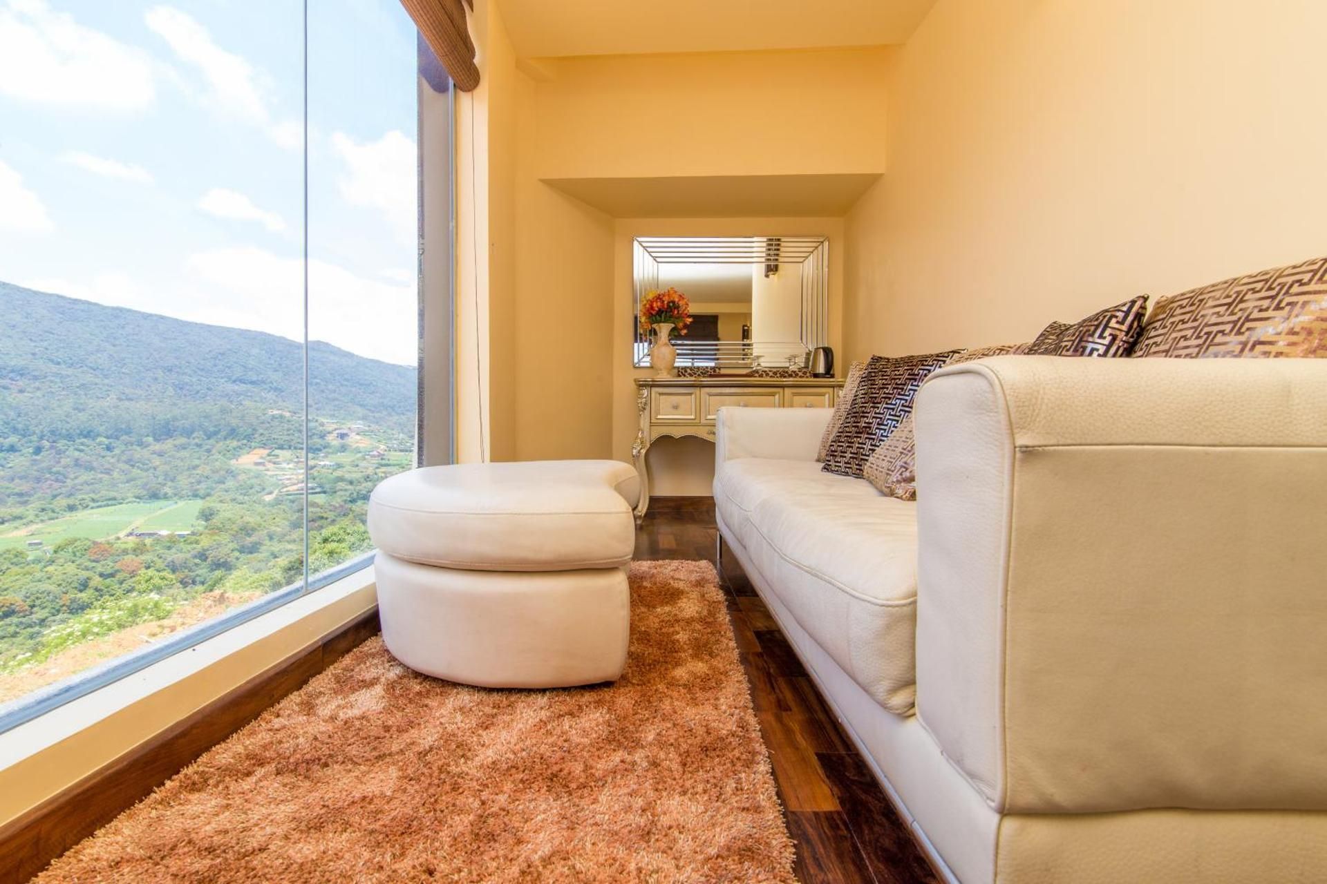 Suite with Lake View