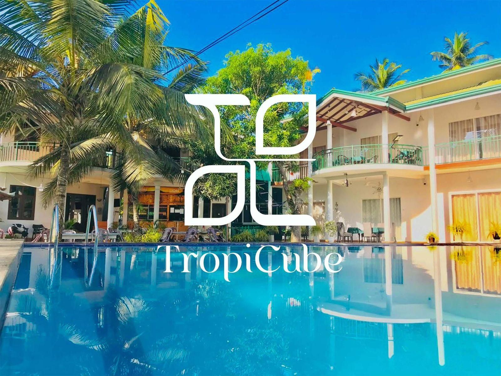 swimming pool [outdoor]