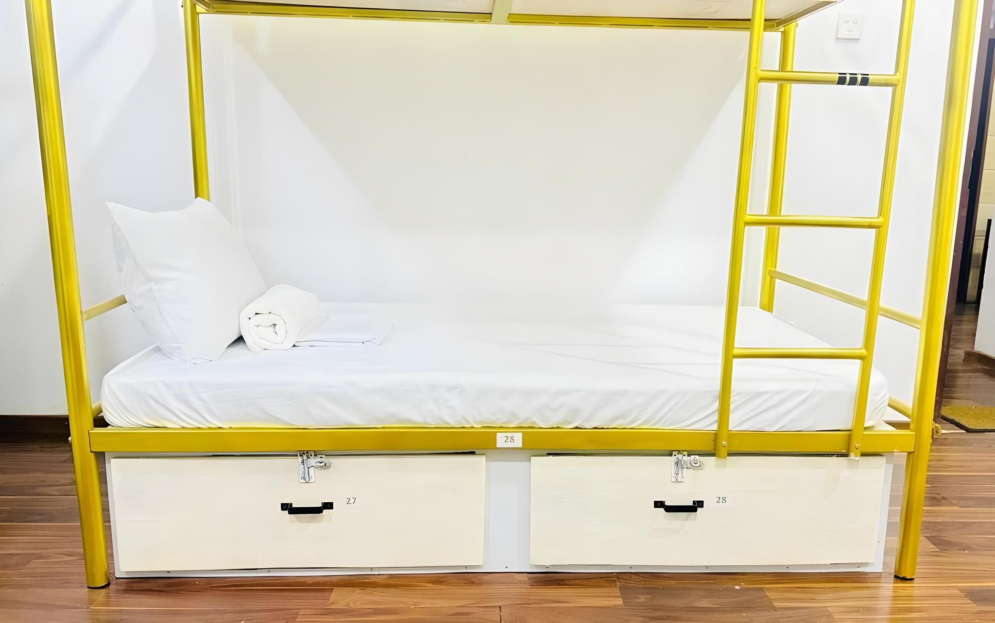 Bunk Bed in Mixed Dormitory Room