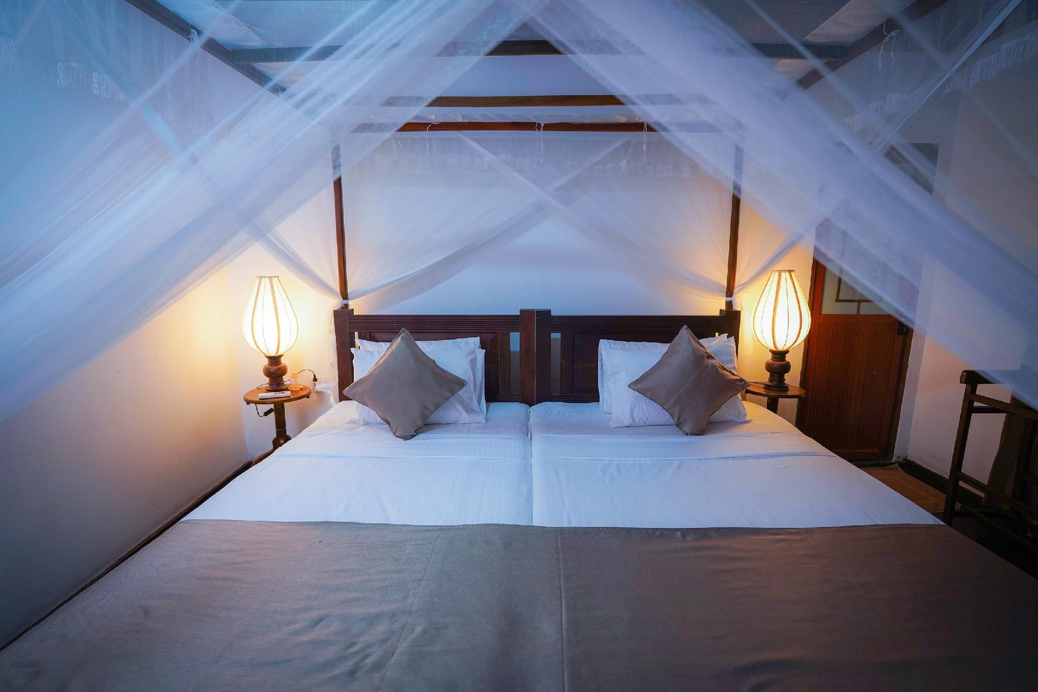 Deluxe - 1 King Bed