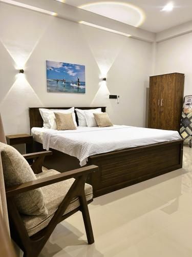 Deluxe - 1 King Bed with Patio View