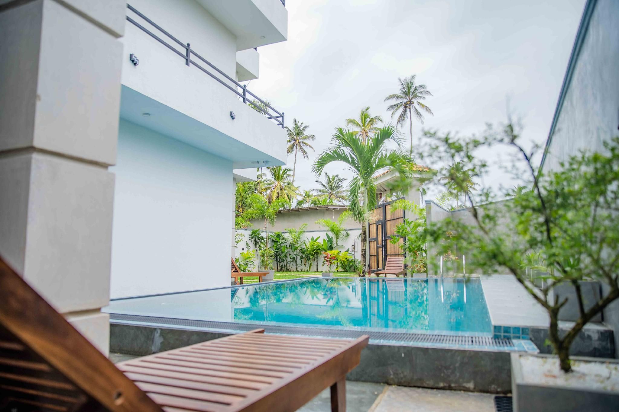 swimming pool [outdoor]