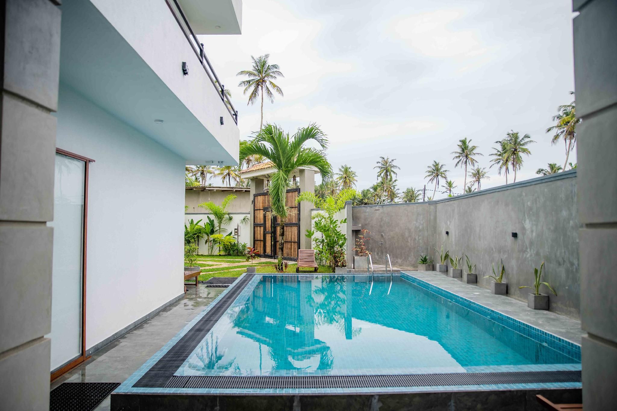 swimming pool [outdoor]