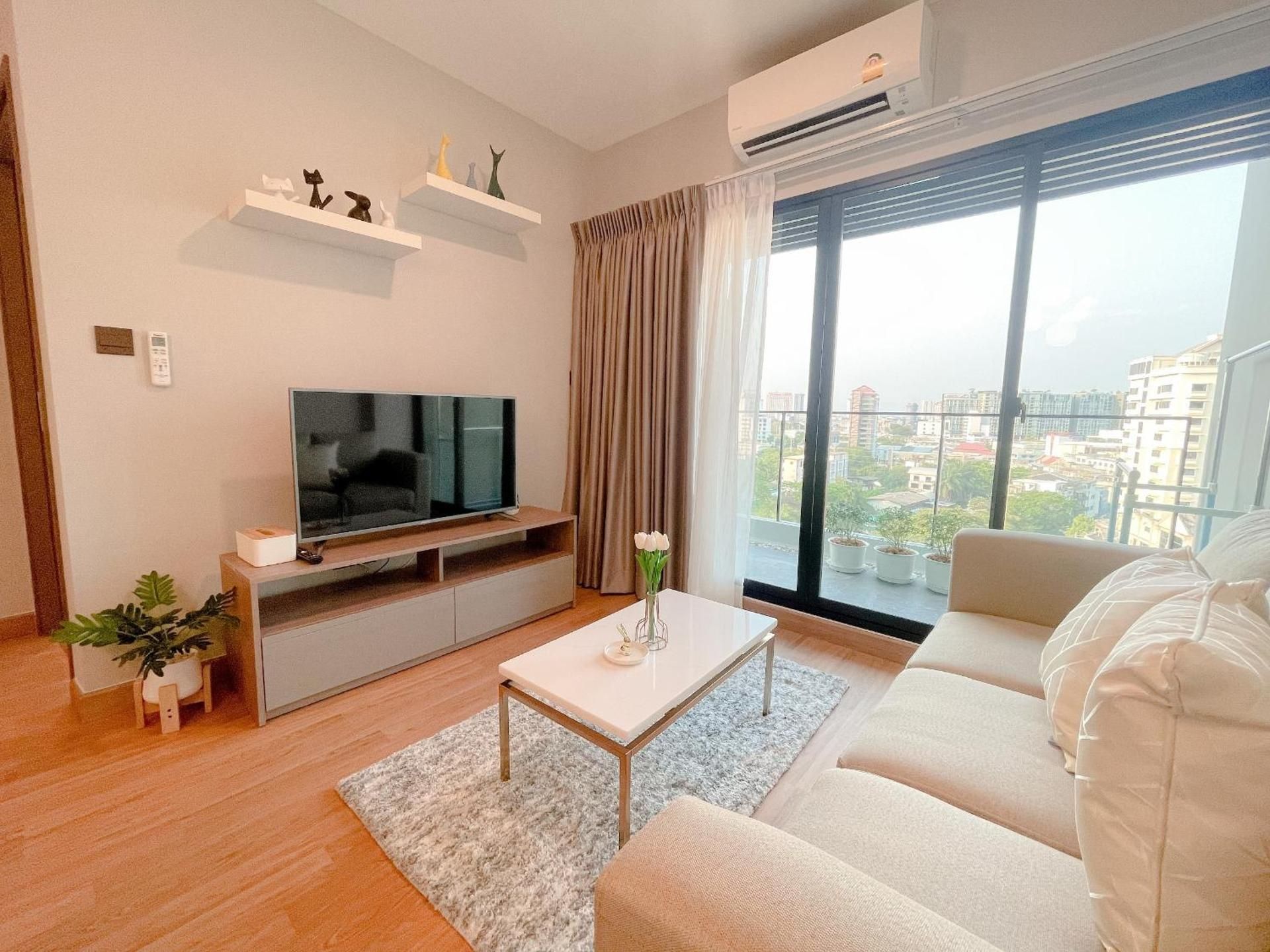 Apartment with Mountain View
