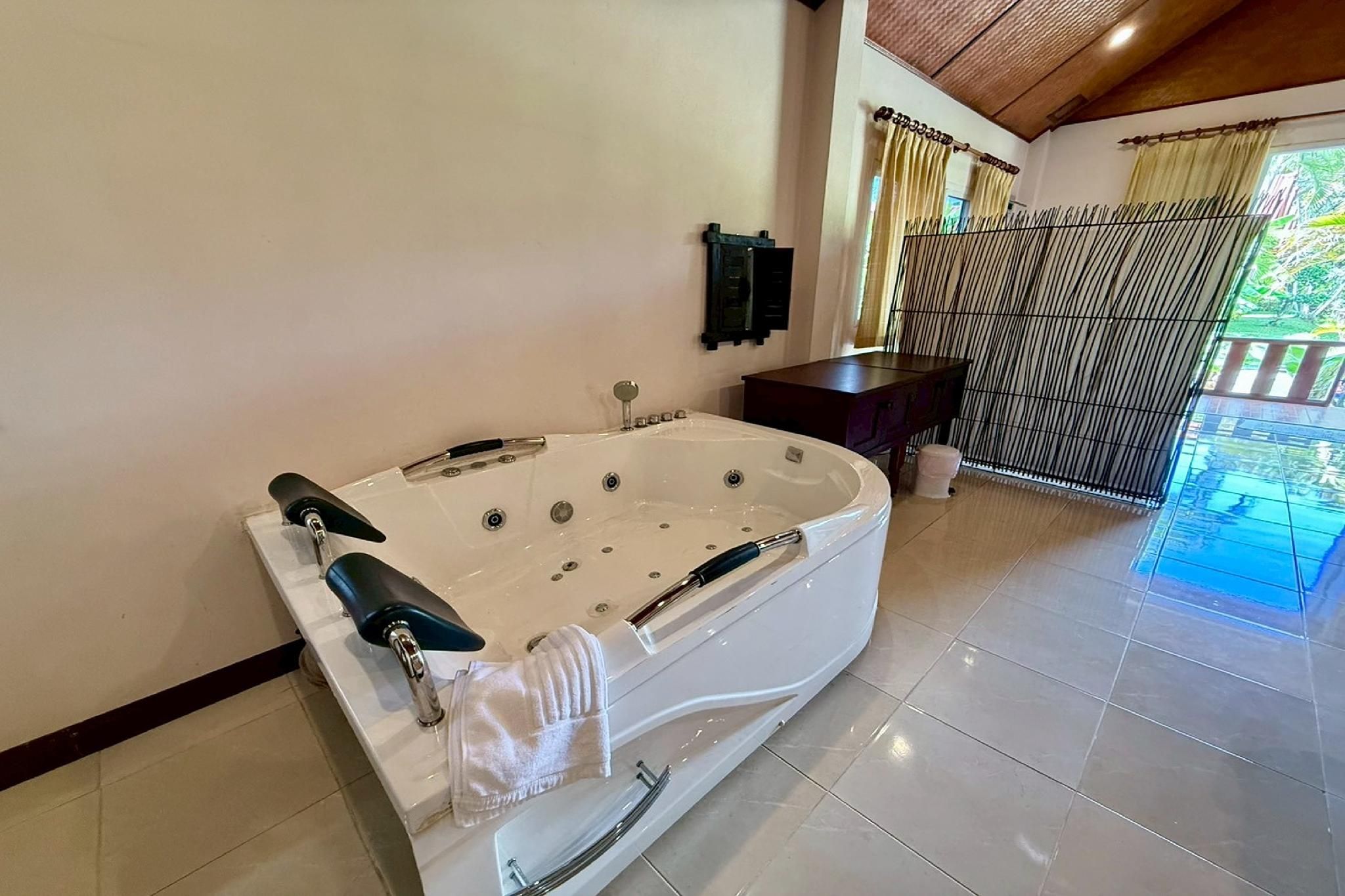 Deluxe King with Jacuzzi