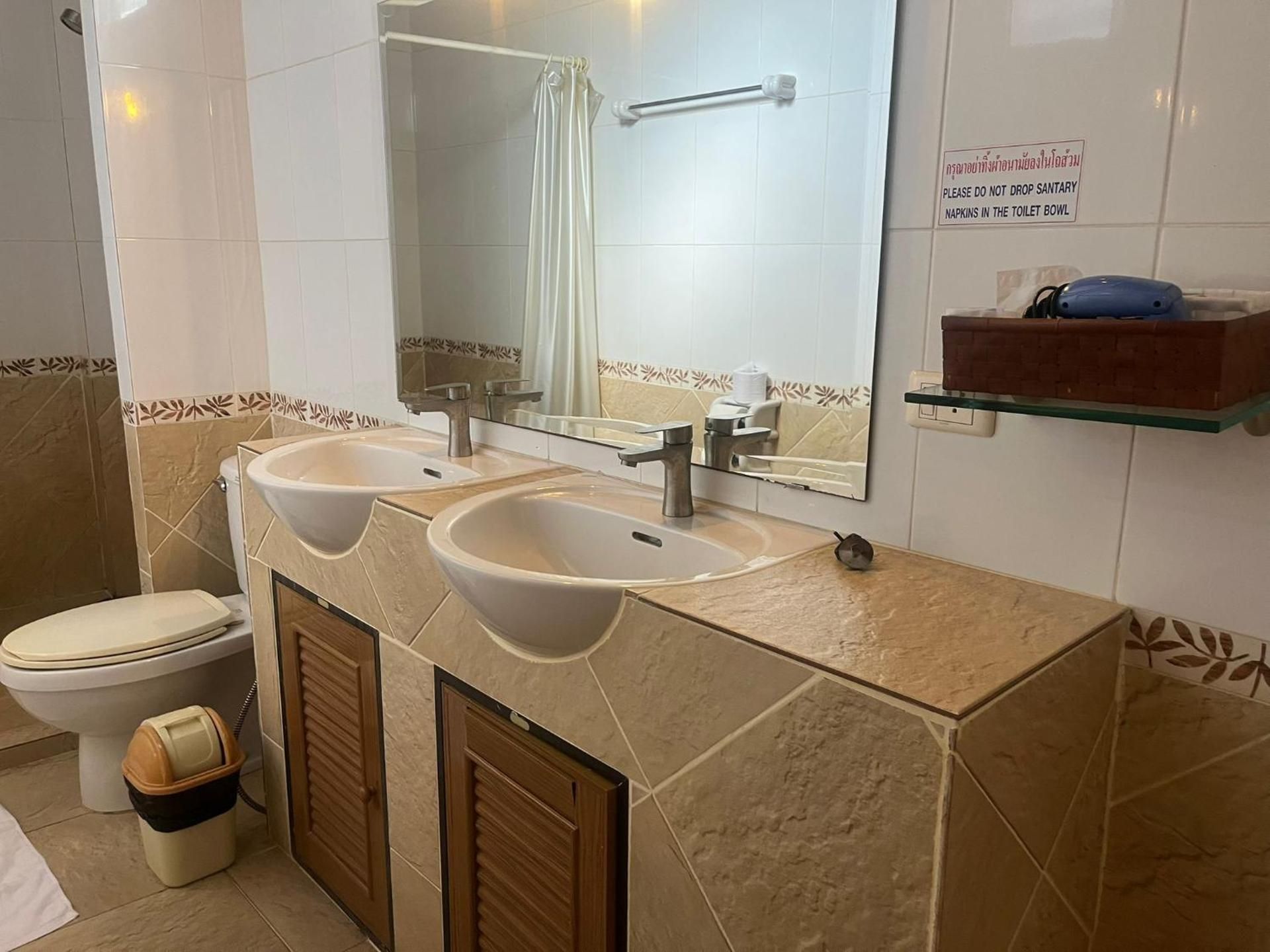 Quadruple Room with Private Bathroom