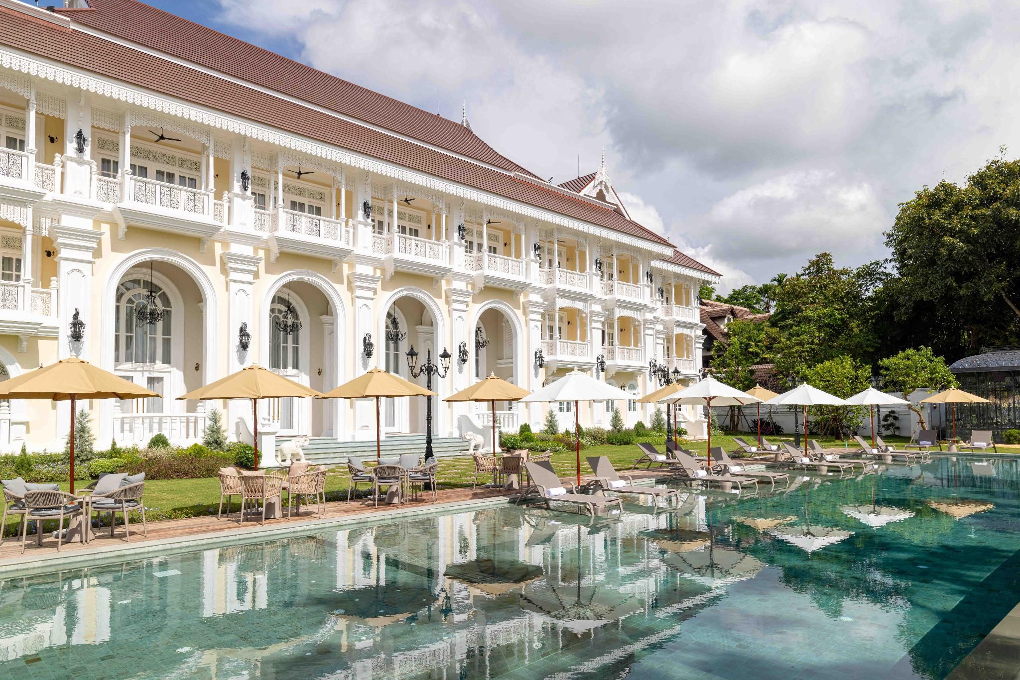 swimming pool [outdoor]