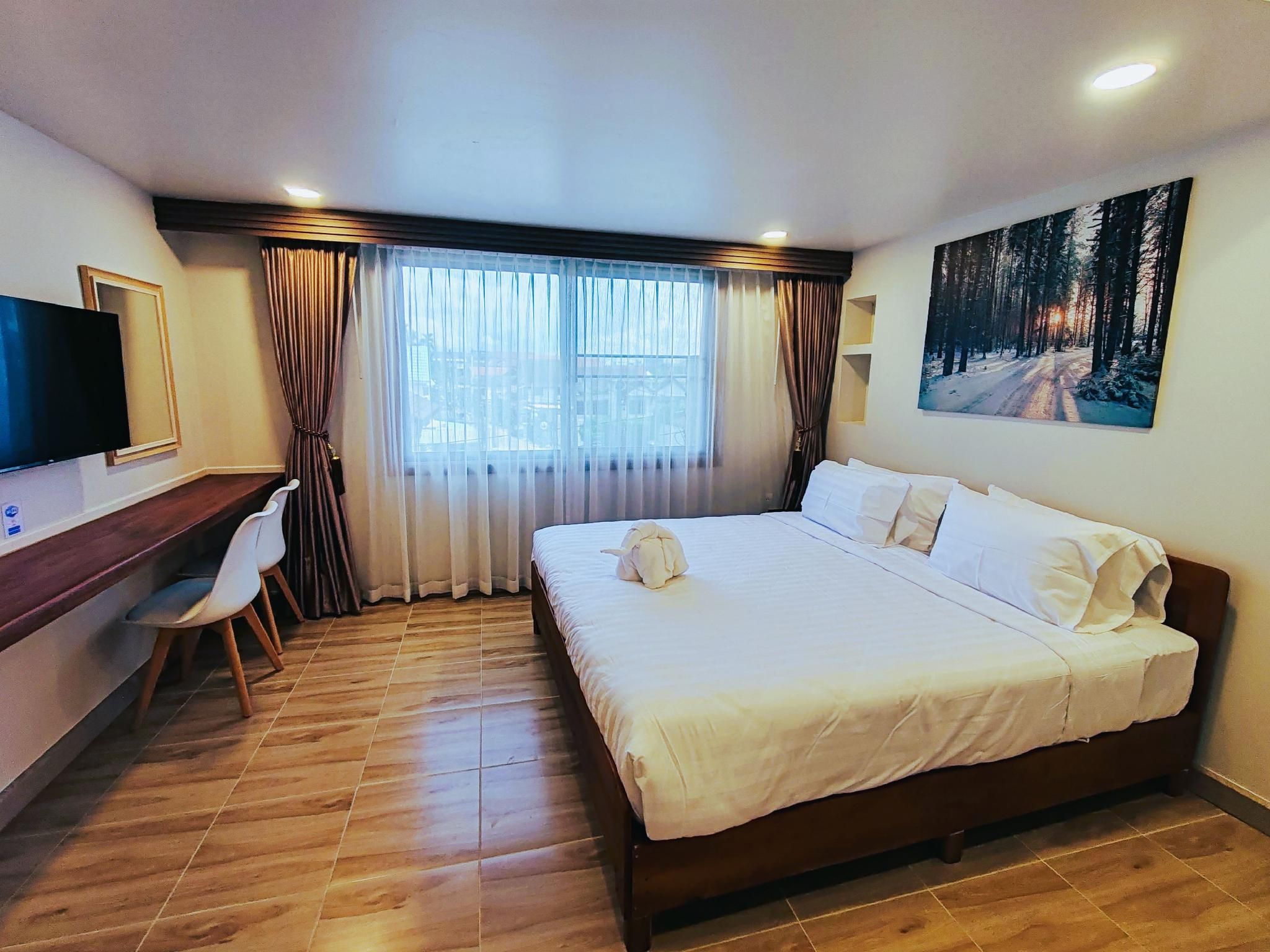 Deluxe - 1 King Bed