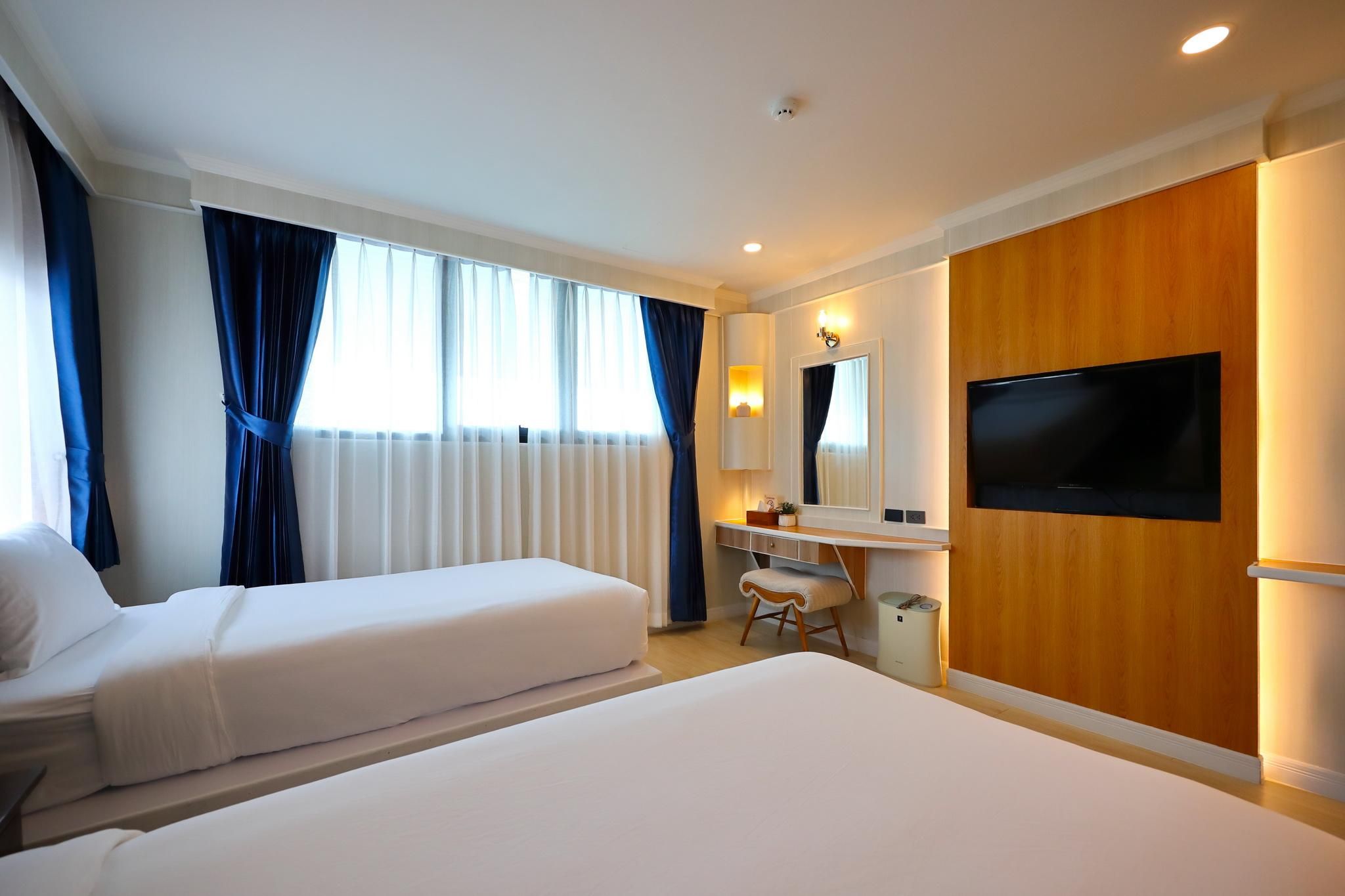 Twin Room with Bathtub