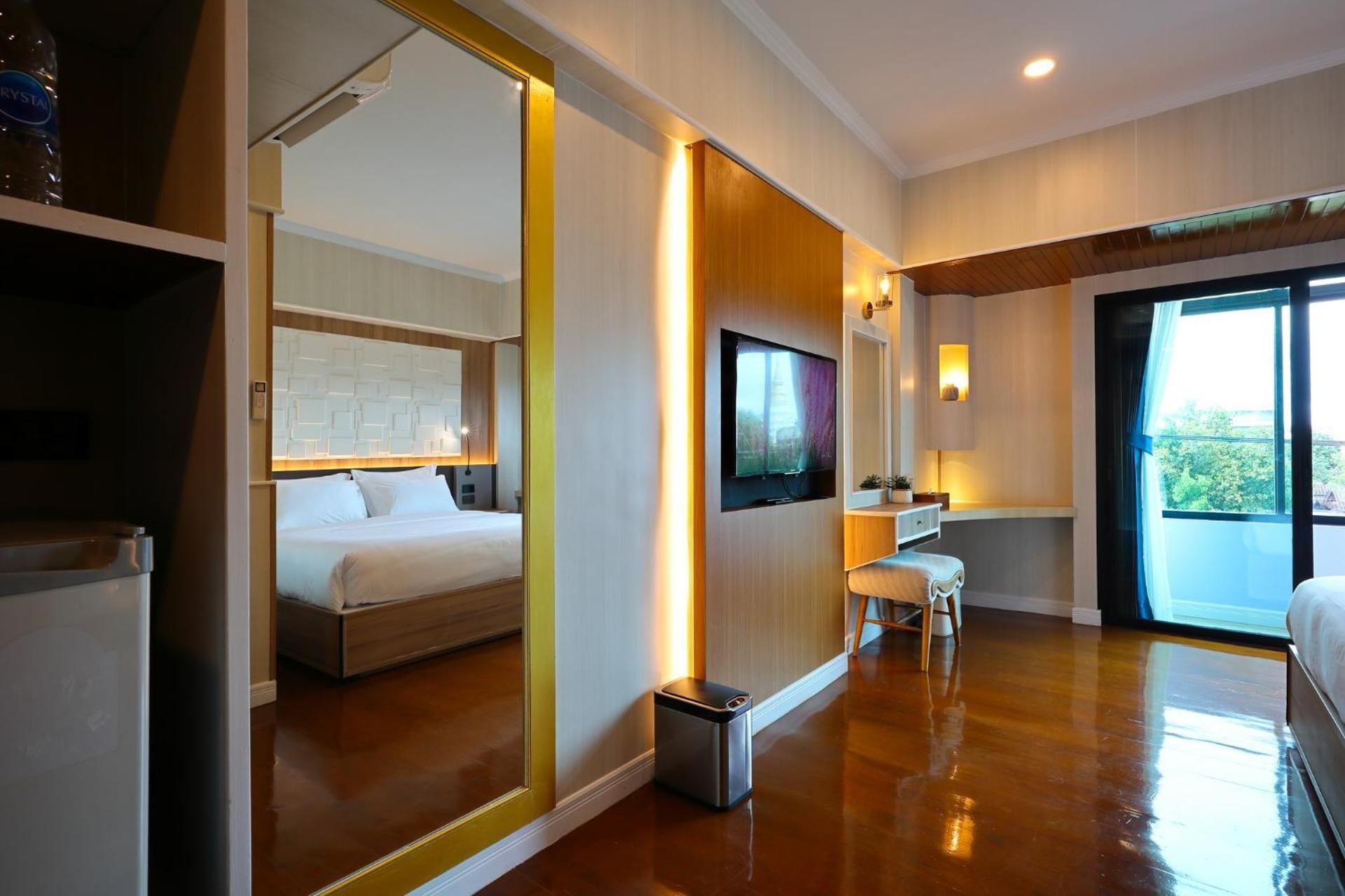 Deluxe with Bathtub