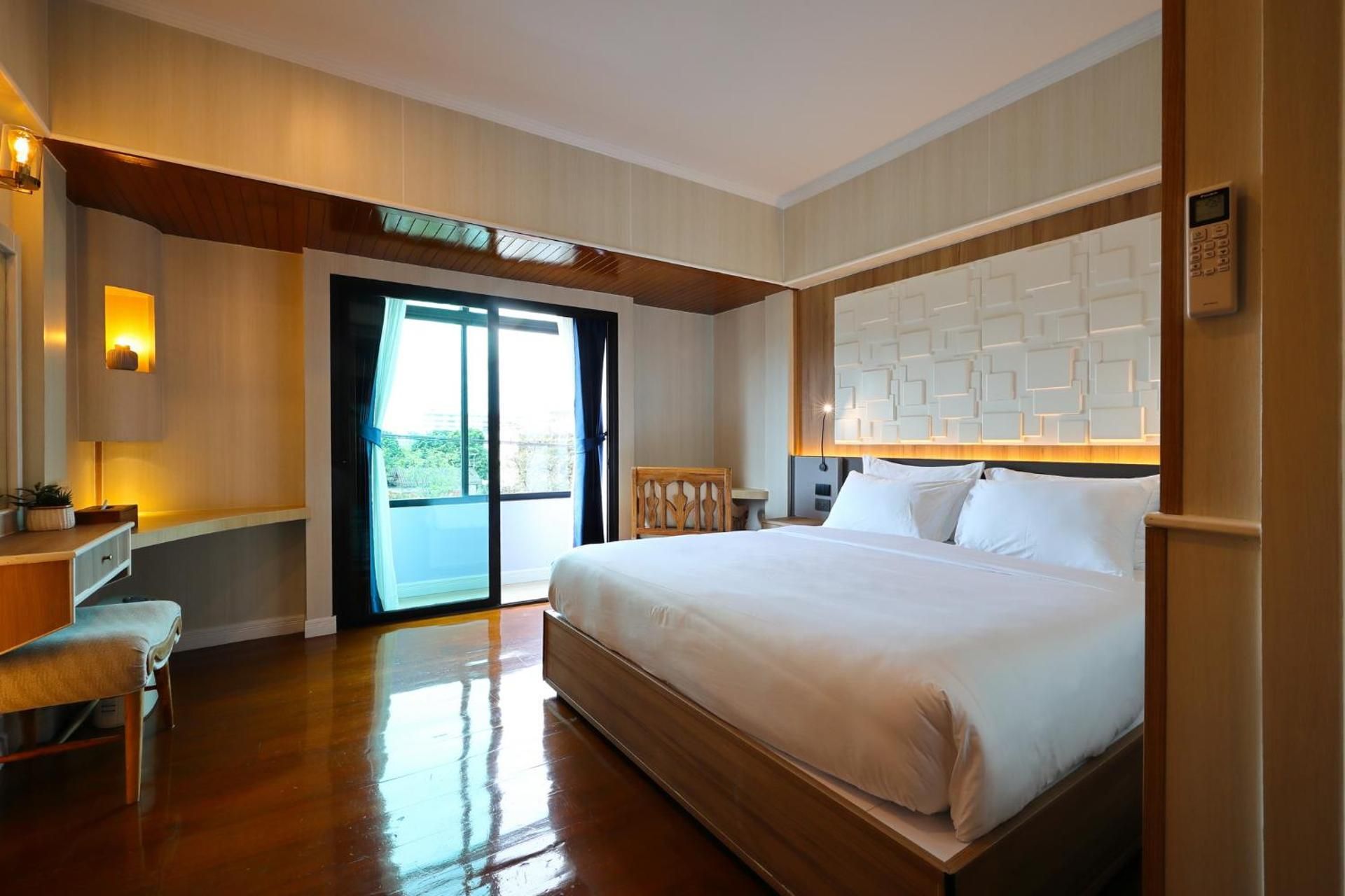 Deluxe with Bathtub