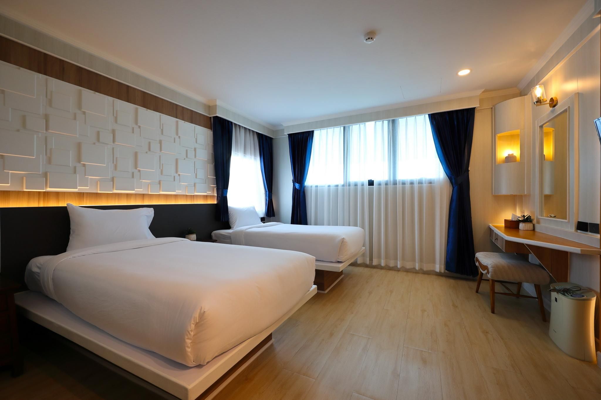 Twin Room with Bathtub