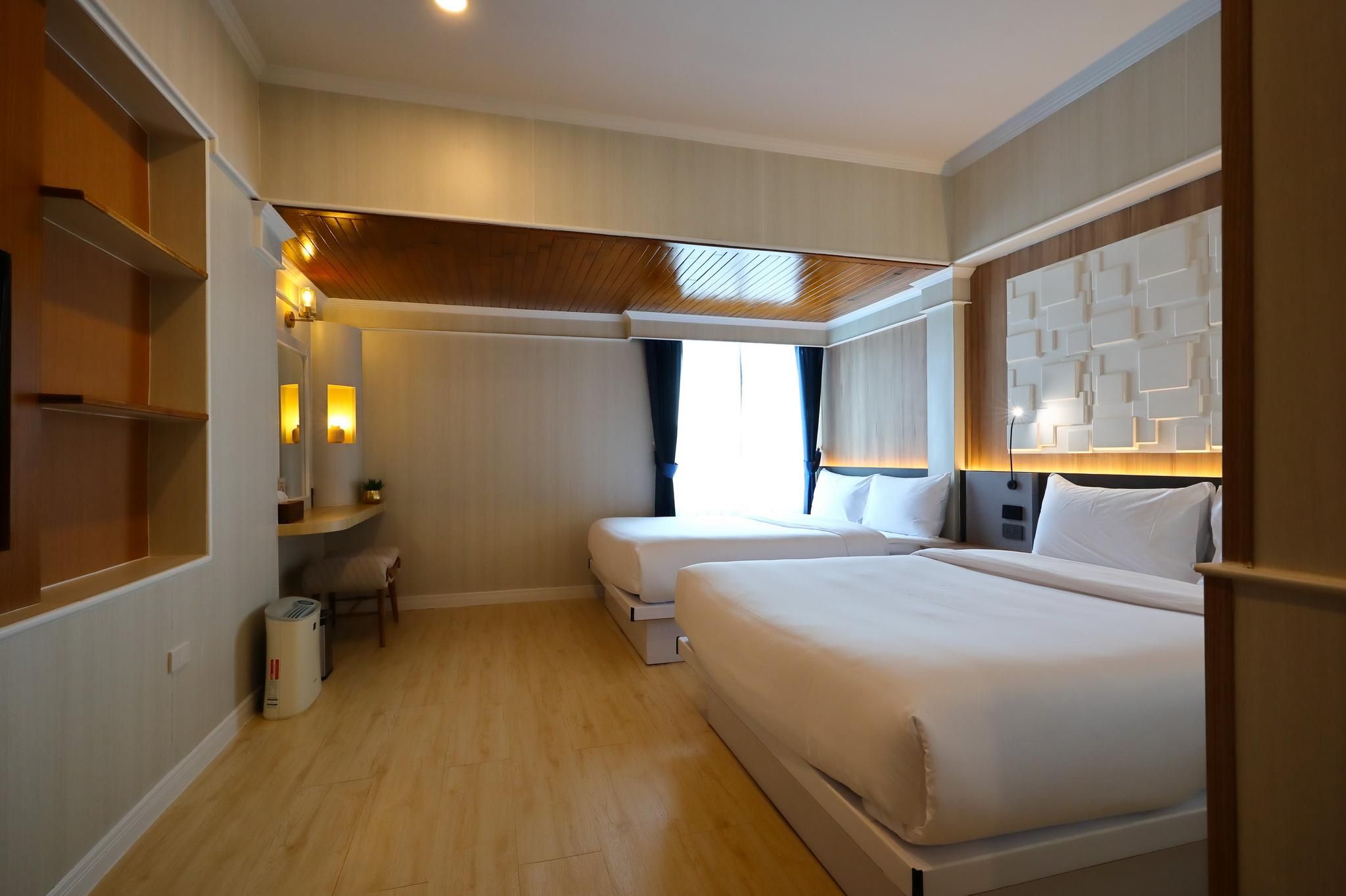 Quadruple Room with Bathtub