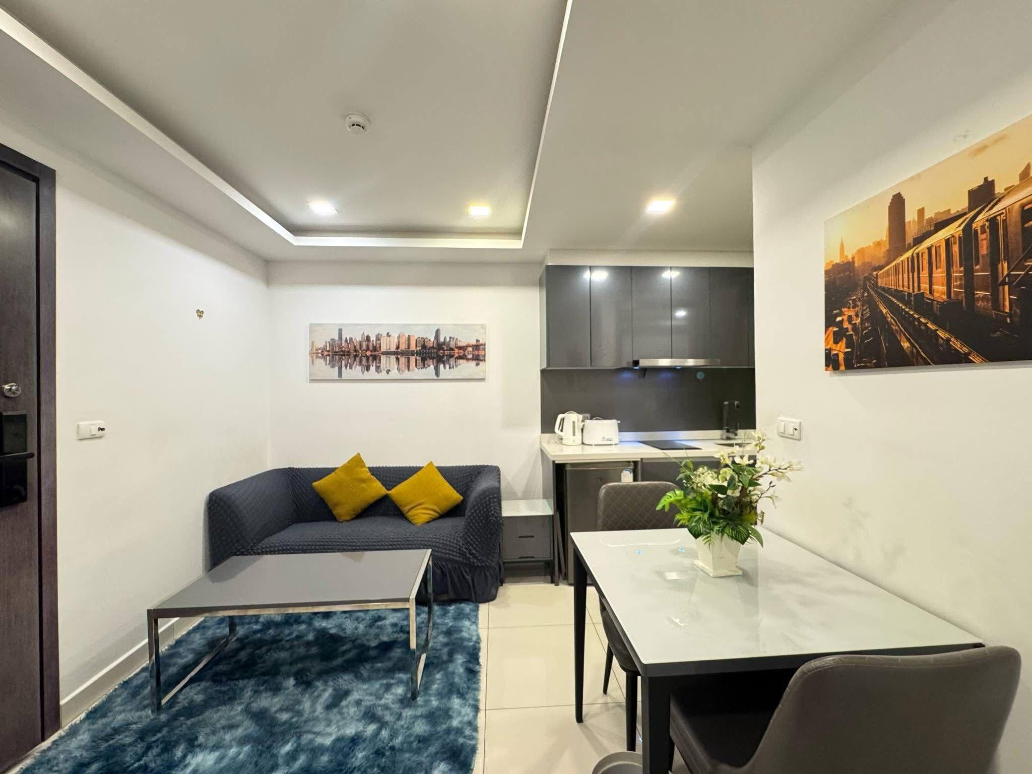 One Bedroom Apartment - Balcony and Water View