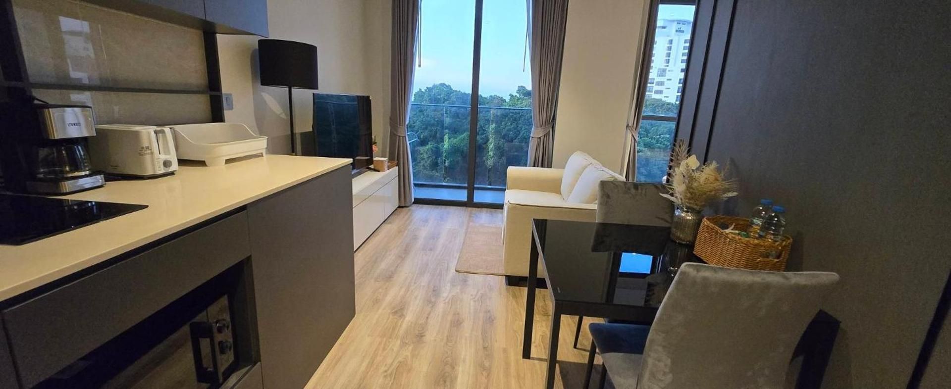 One-Bedroom Apartment with Sea View and Balcony
