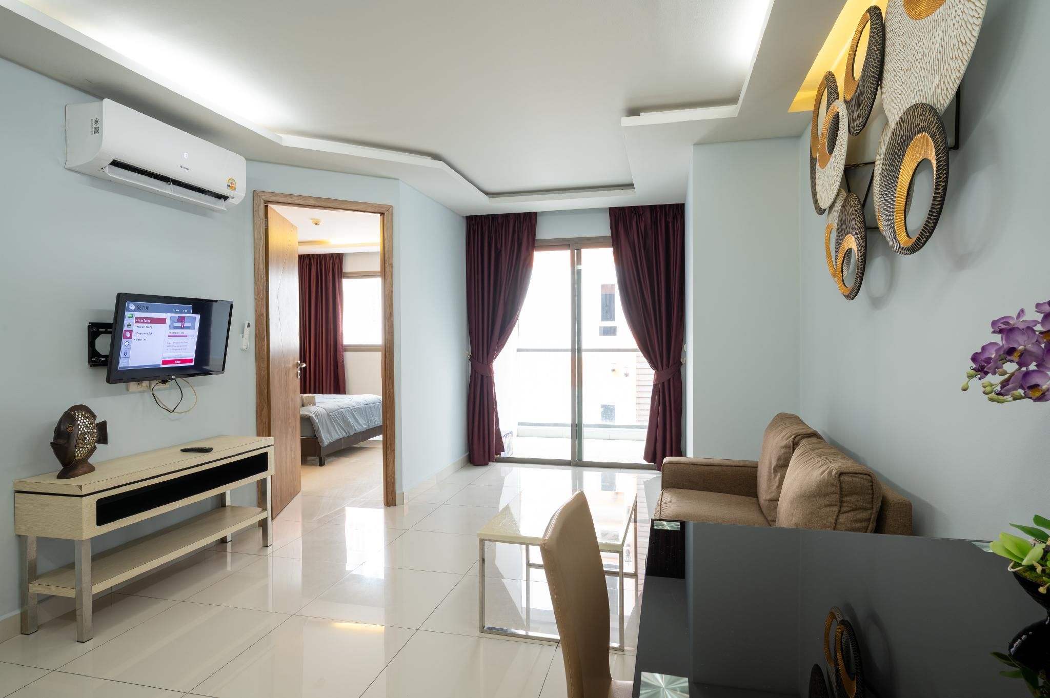 Stand Queen Room
