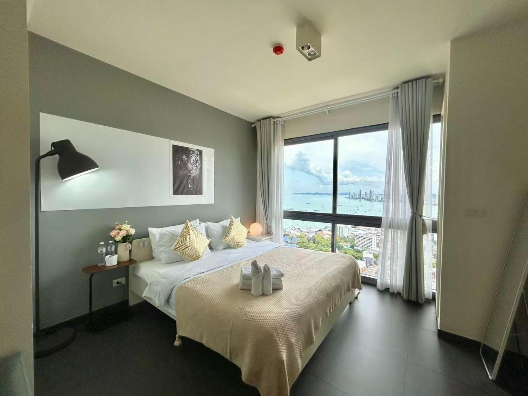 One-Bedroom Apartment with Sea View