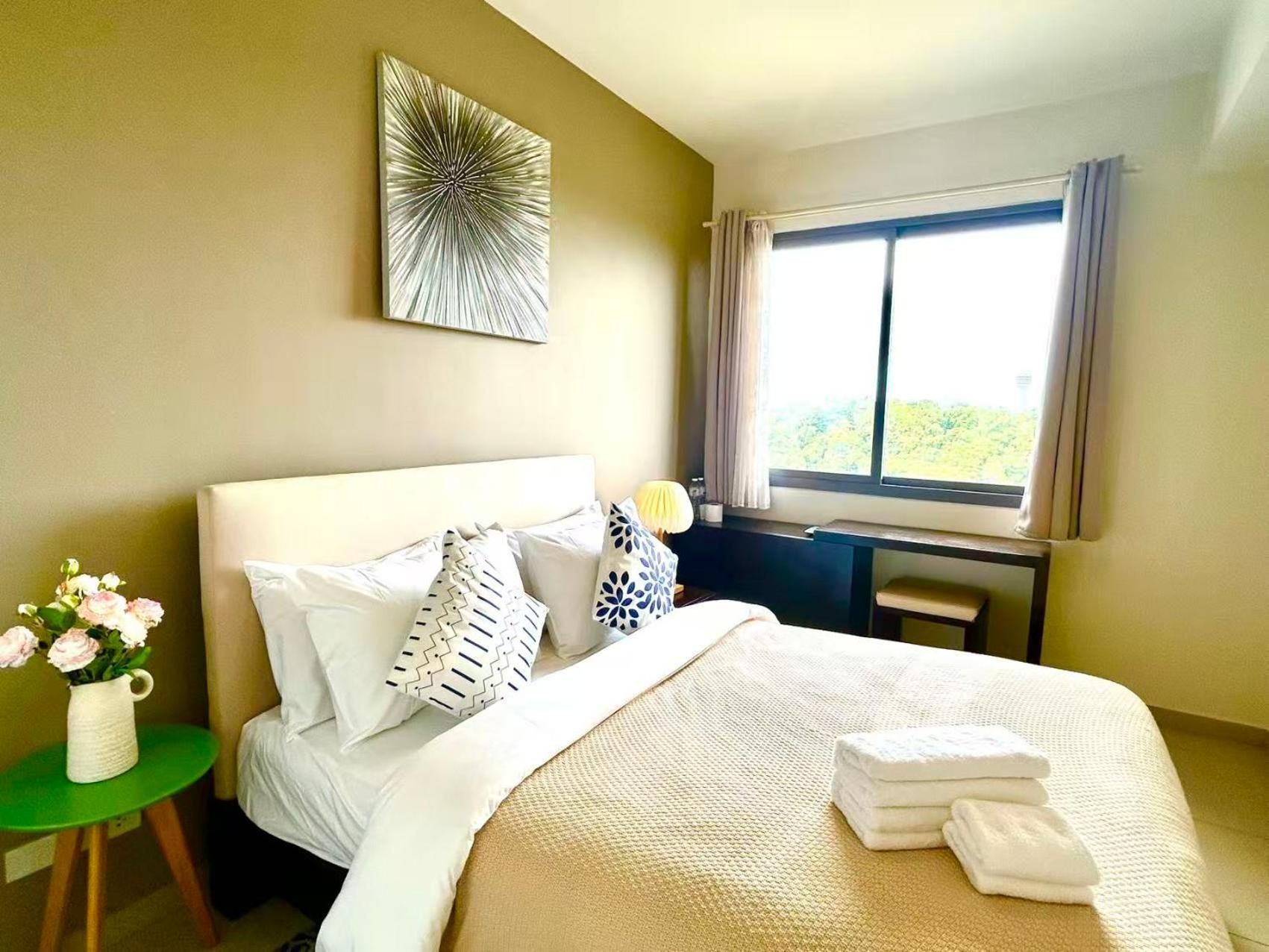 Apartment with Mountain View