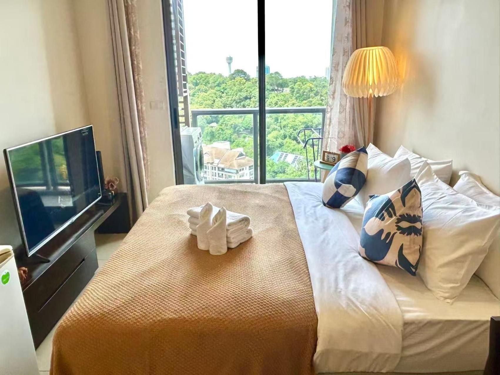 Apartment with Mountain View