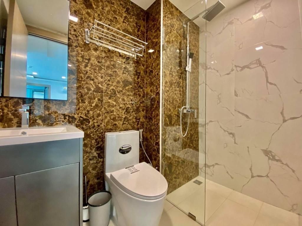 One Bedroom Apartment - Balcony and Water View