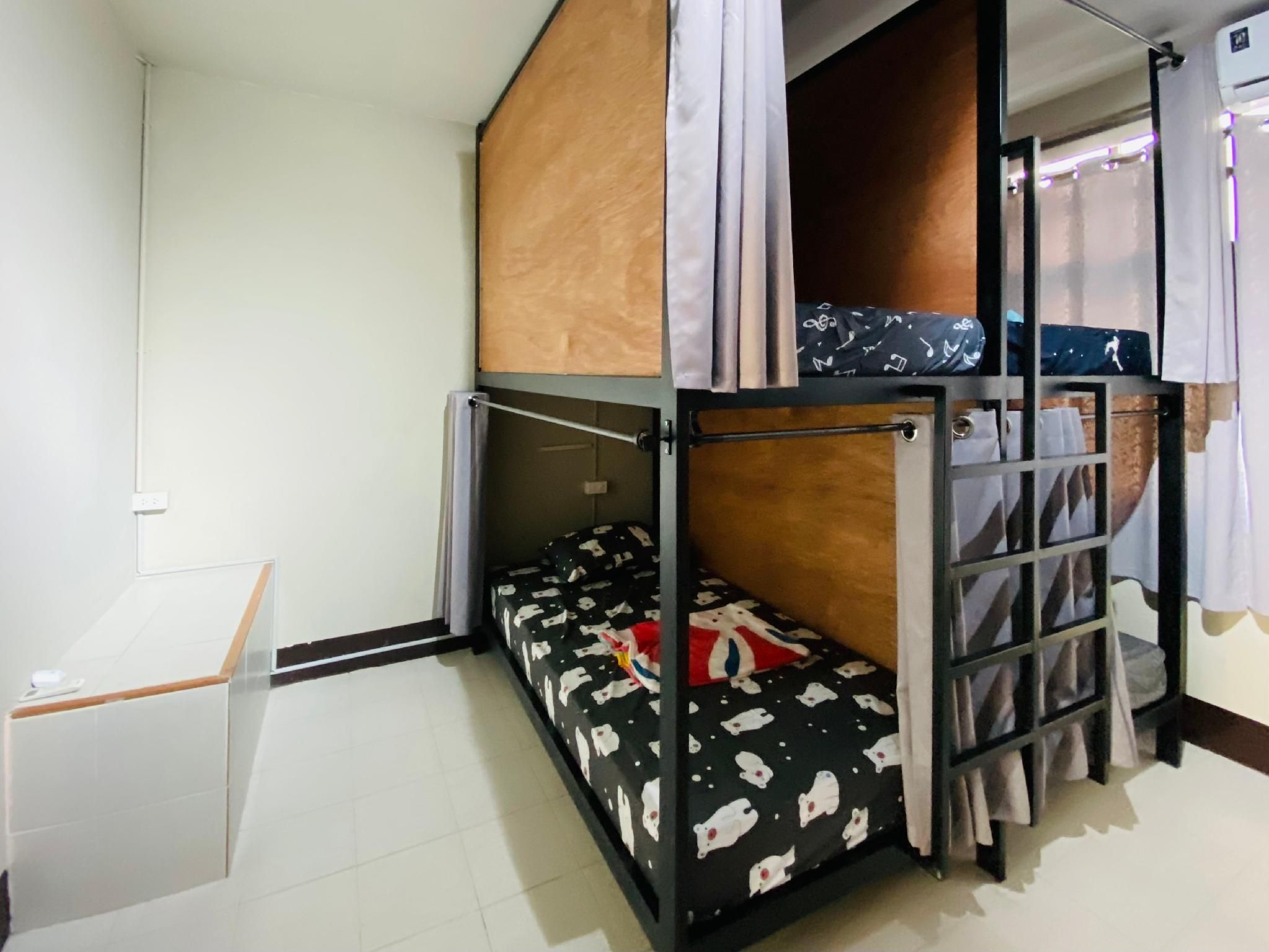 Bed in 6-Bed Dormitory with Shared Bathroom