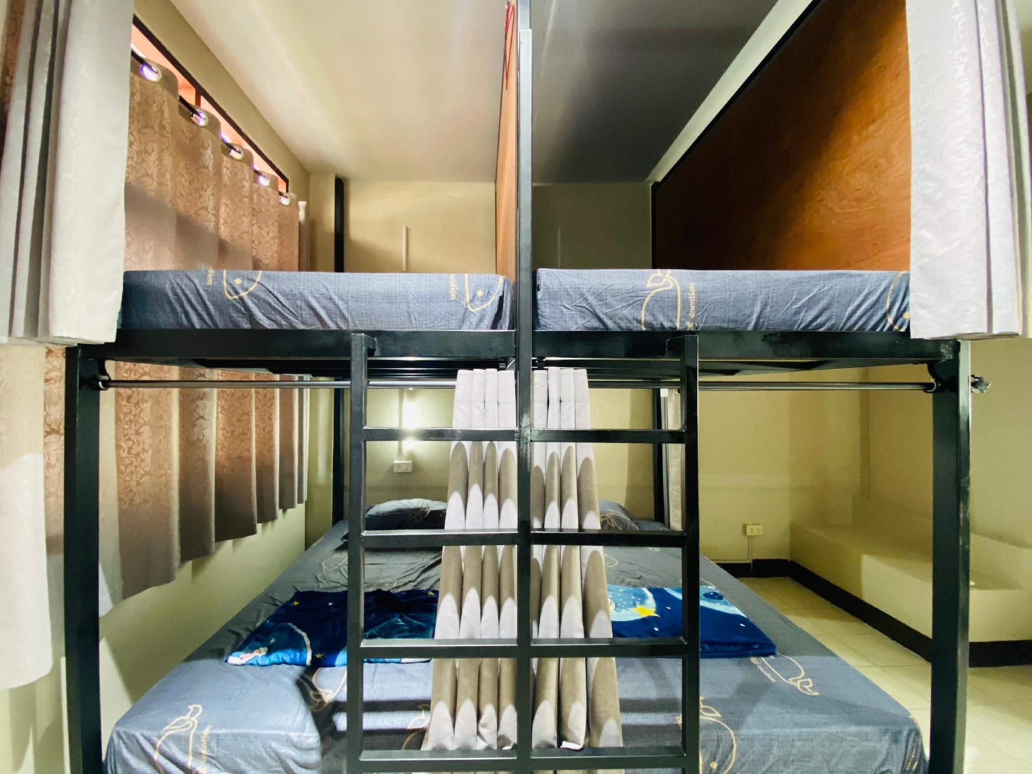 Bed in 6 Bed Mixed Dormitory Ensuite