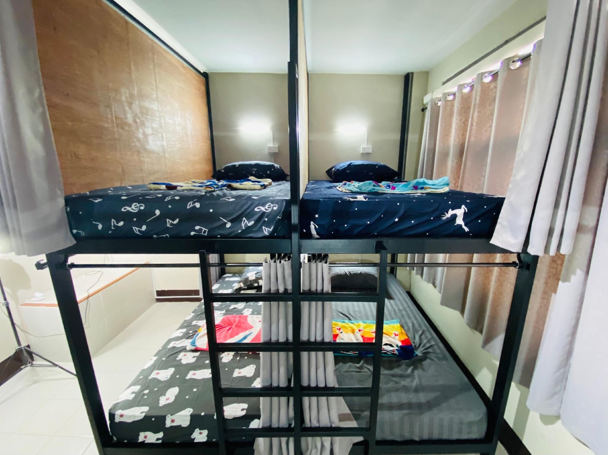 Bed in 6-Bed Dormitory with Shared Bathroom