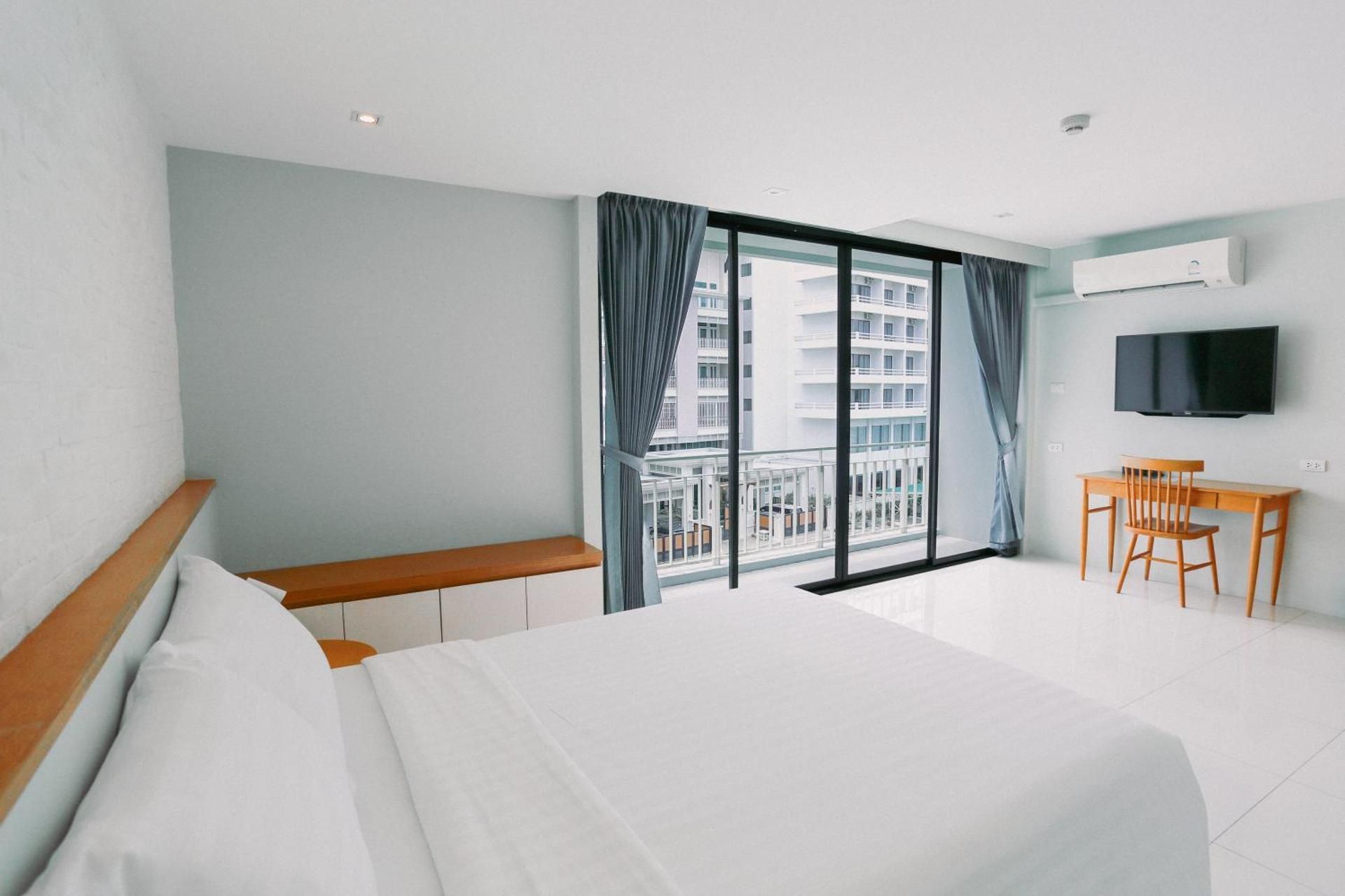 shared lounge/tv area