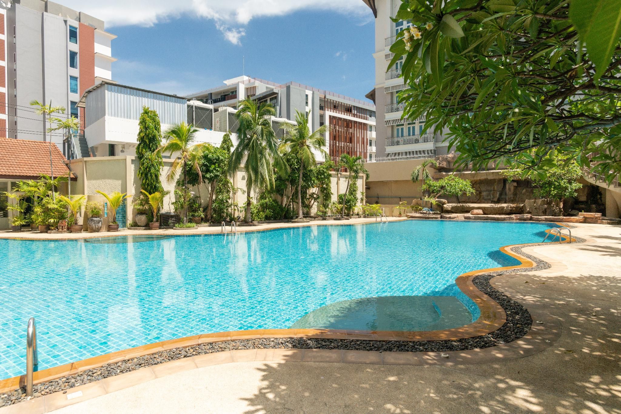 swimming pool [outdoor]