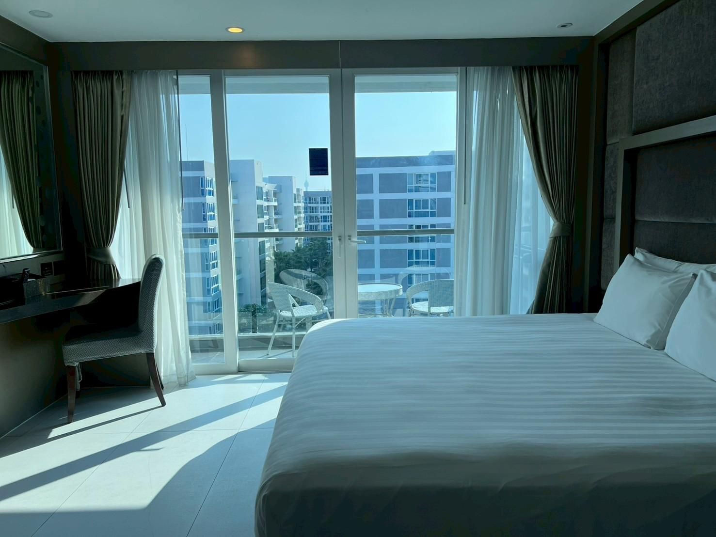 Deluxe King City View - Renovated Deluxe King - City View