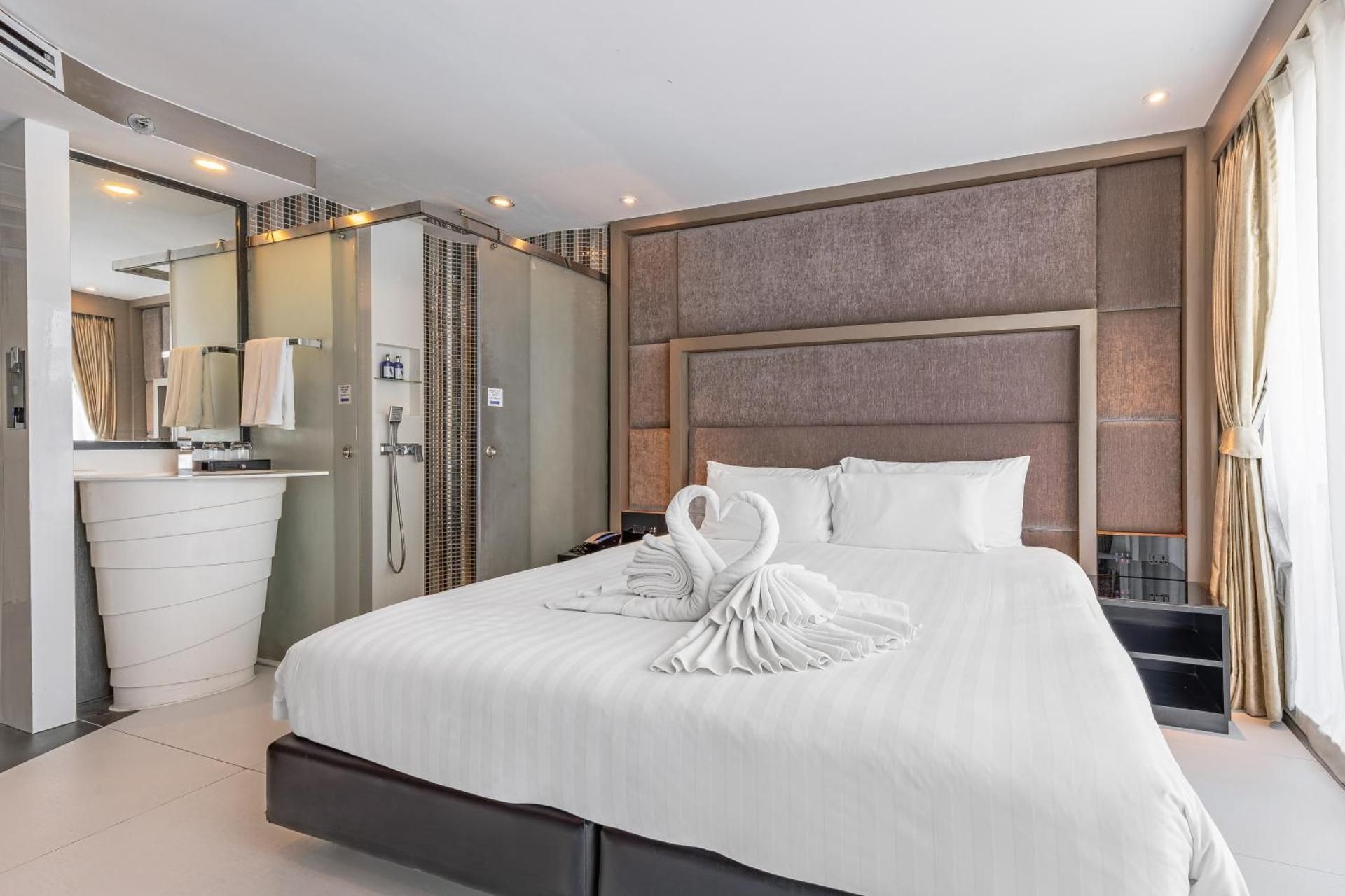 Deluxe double or twin pool access