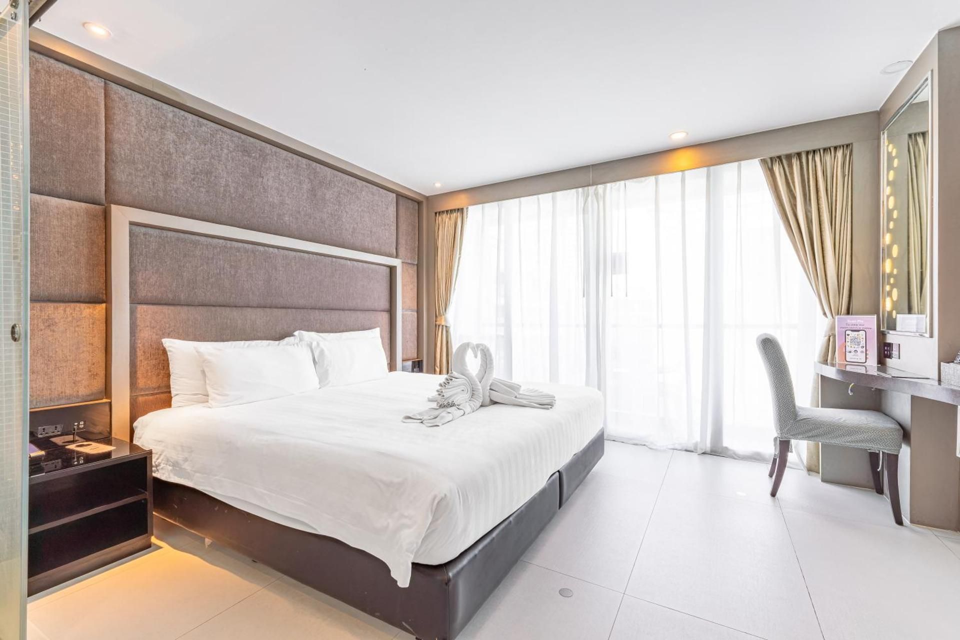 Deluxe double or twin pool access