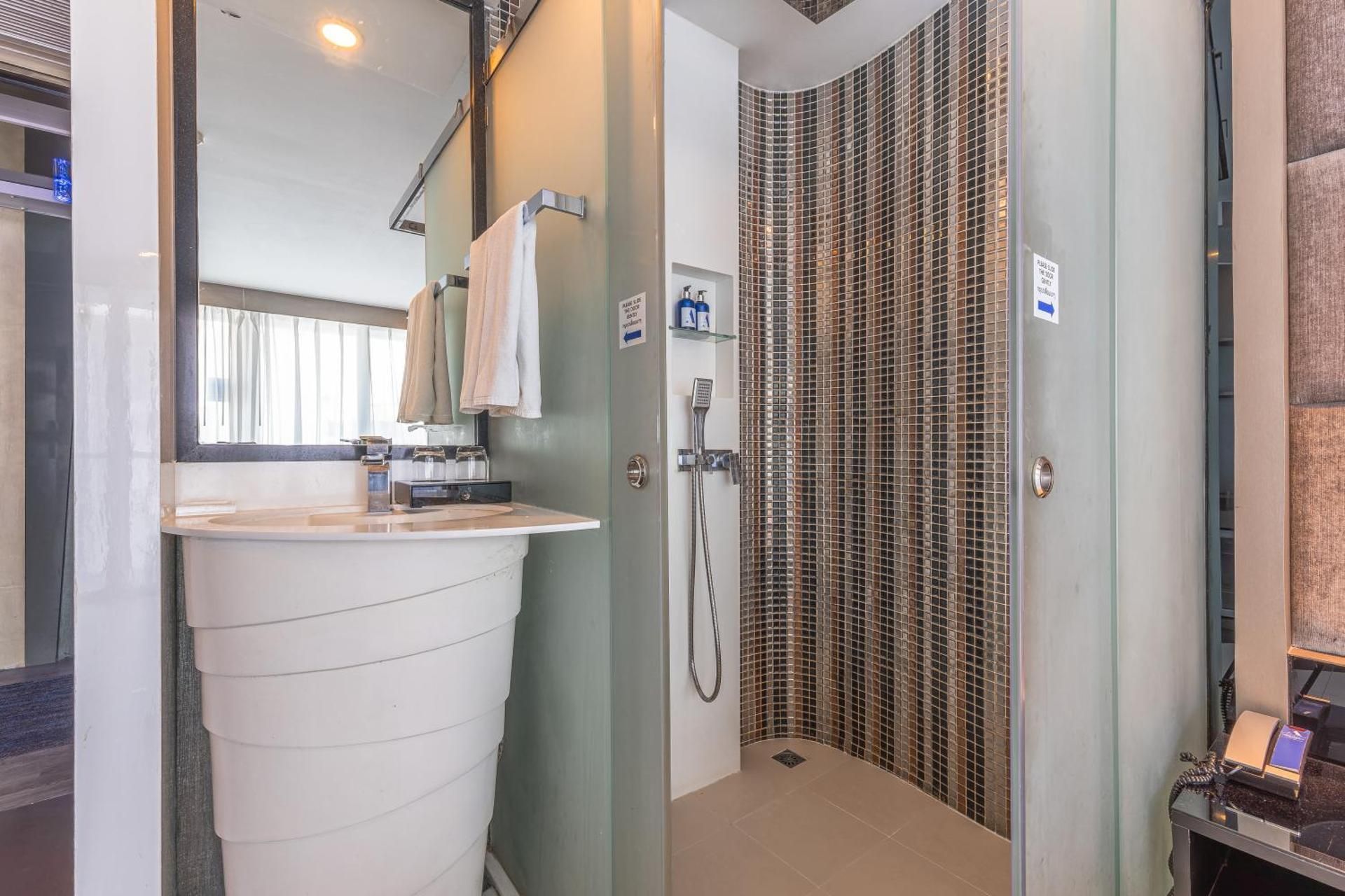 Deluxe double or twin pool access