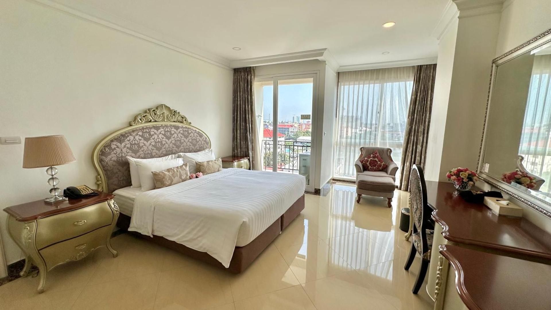 Studio Apartment with Balcony