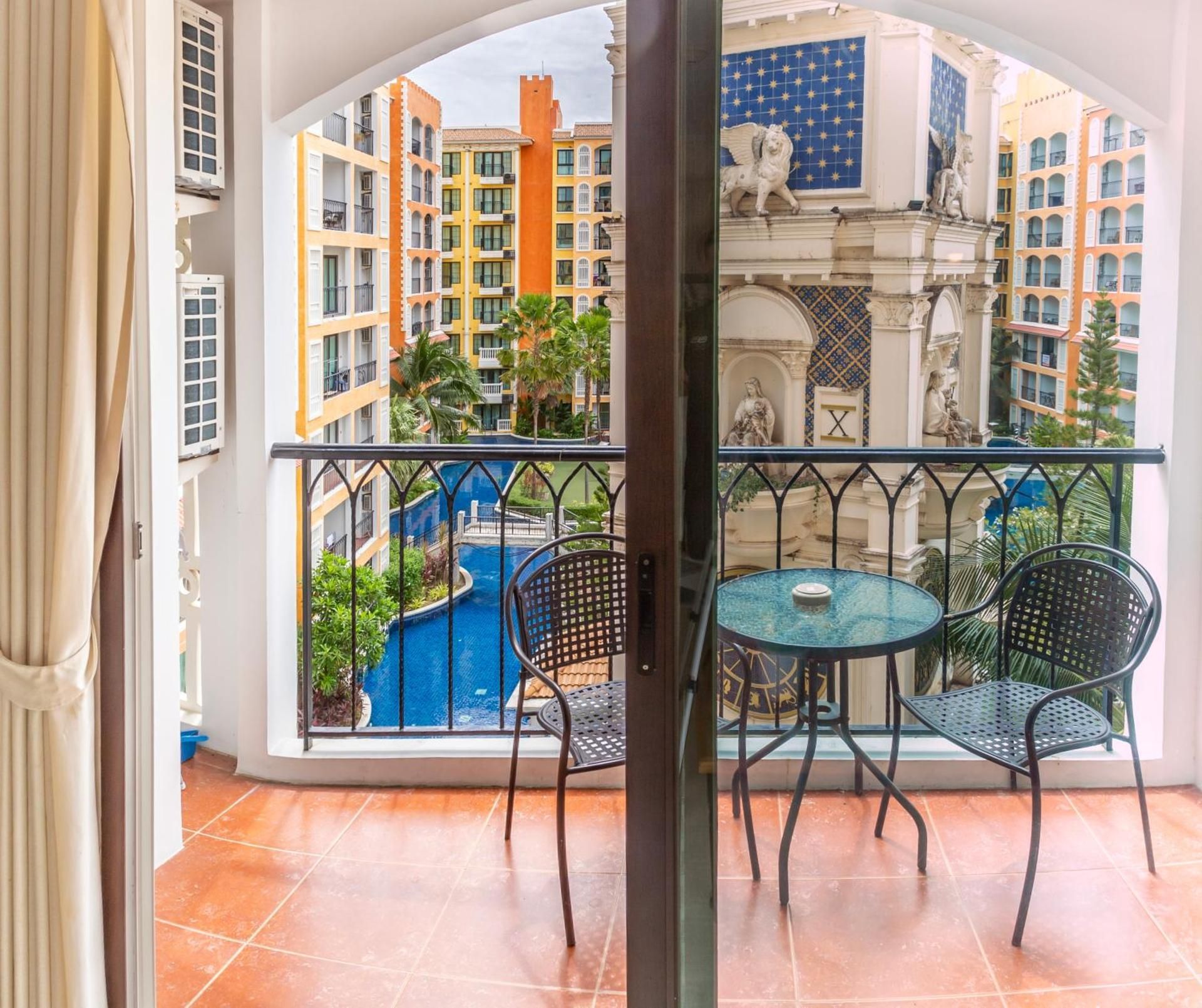 Queen Suite with Pool View