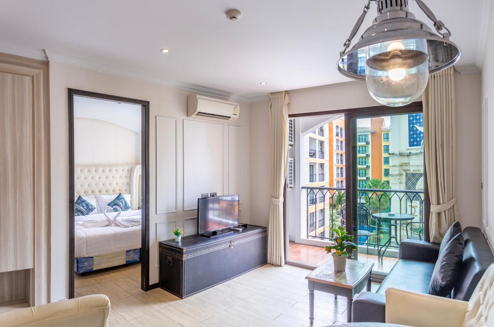 Queen Suite with Pool View