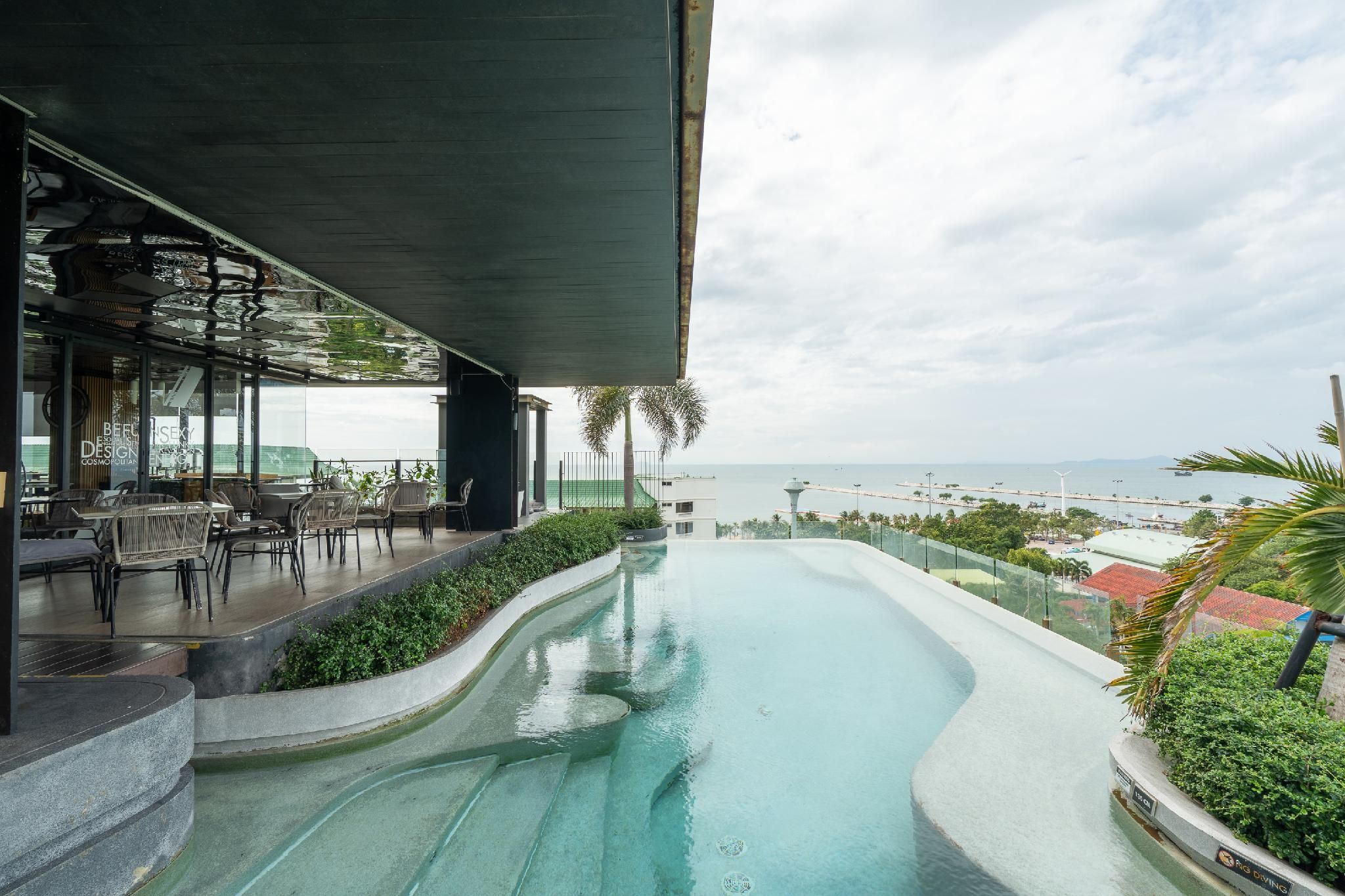 swimming pool [outdoor]