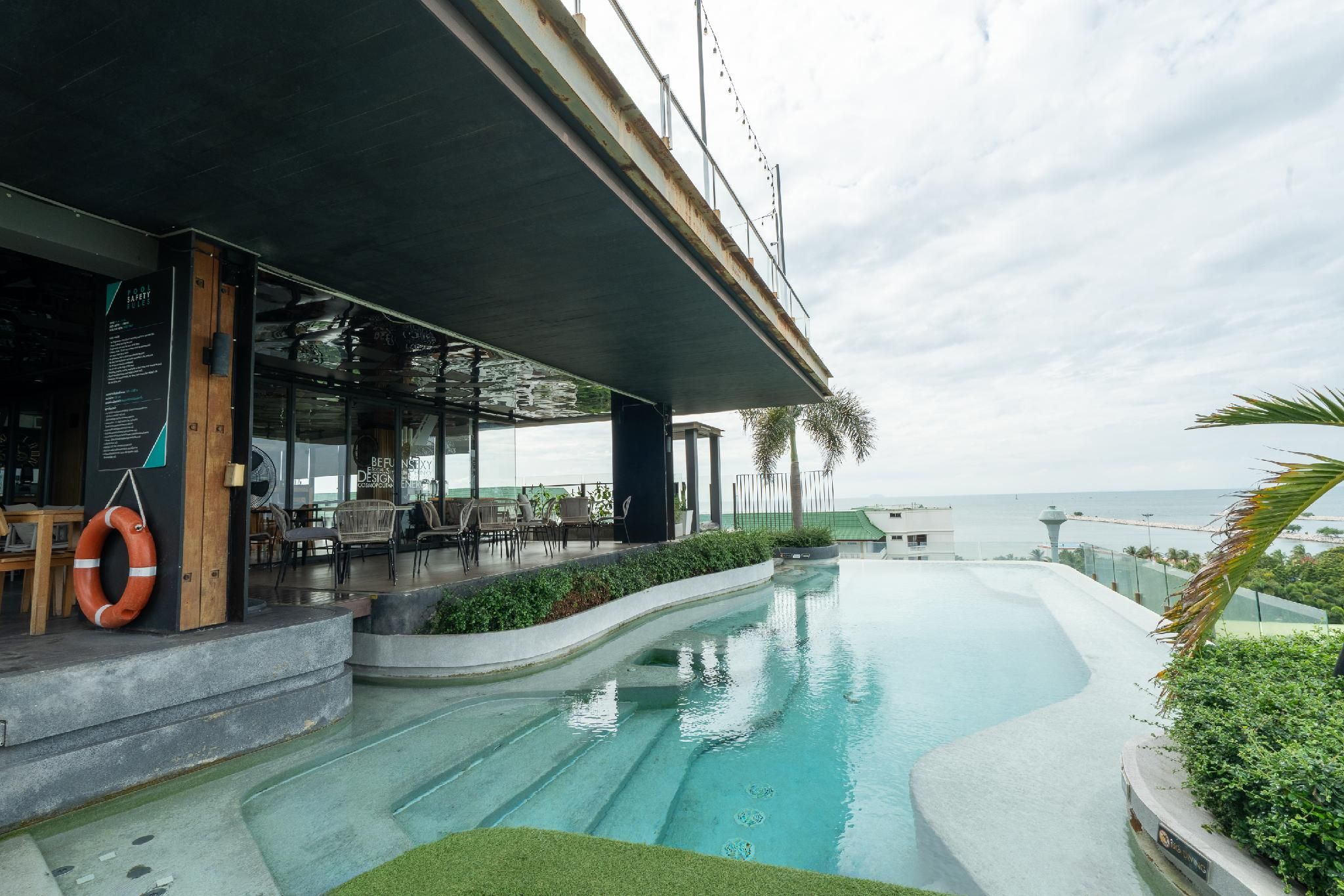 swimming pool [outdoor]