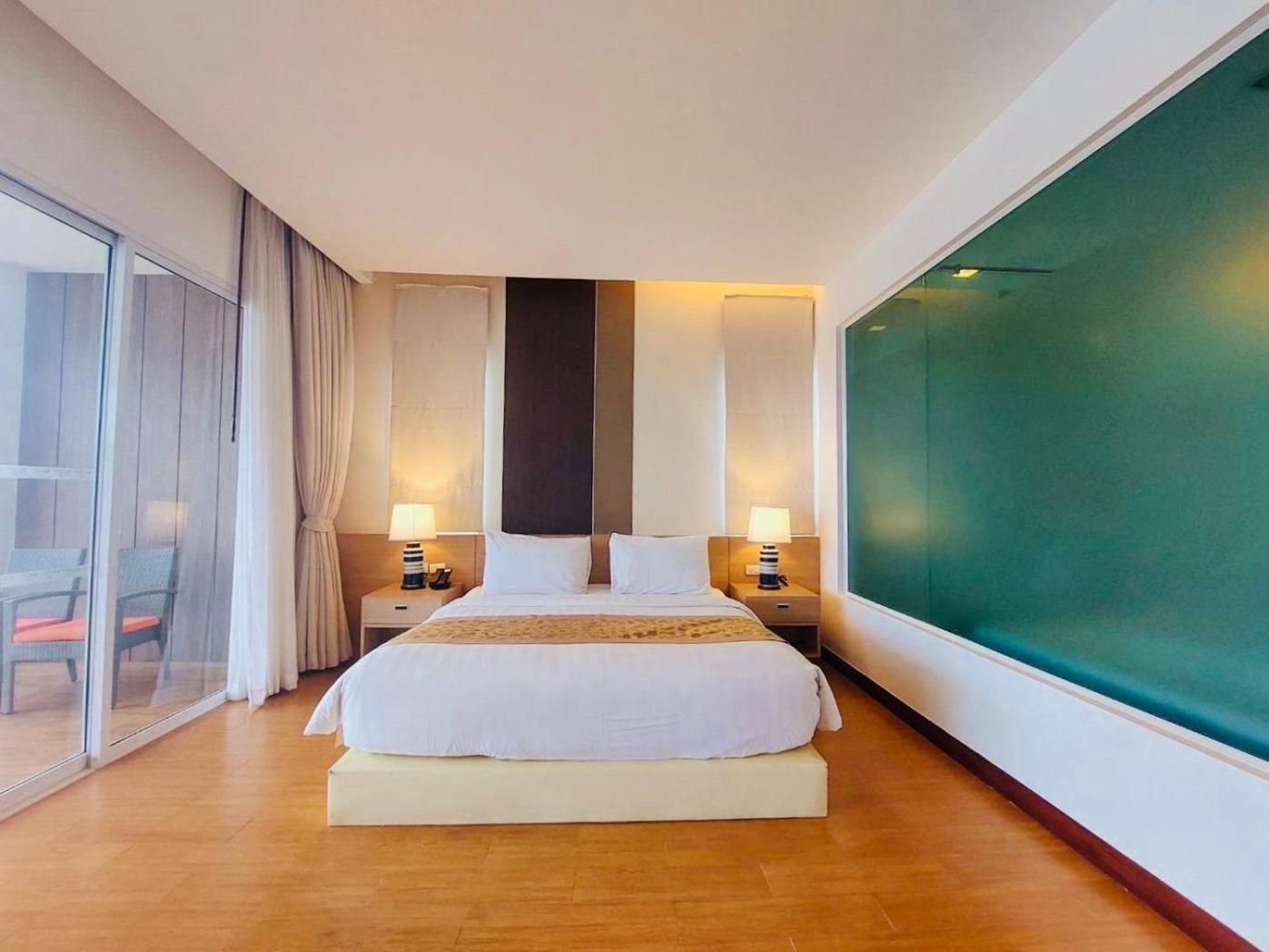 Deluxe Two-Bedroom Apartment with Garden View