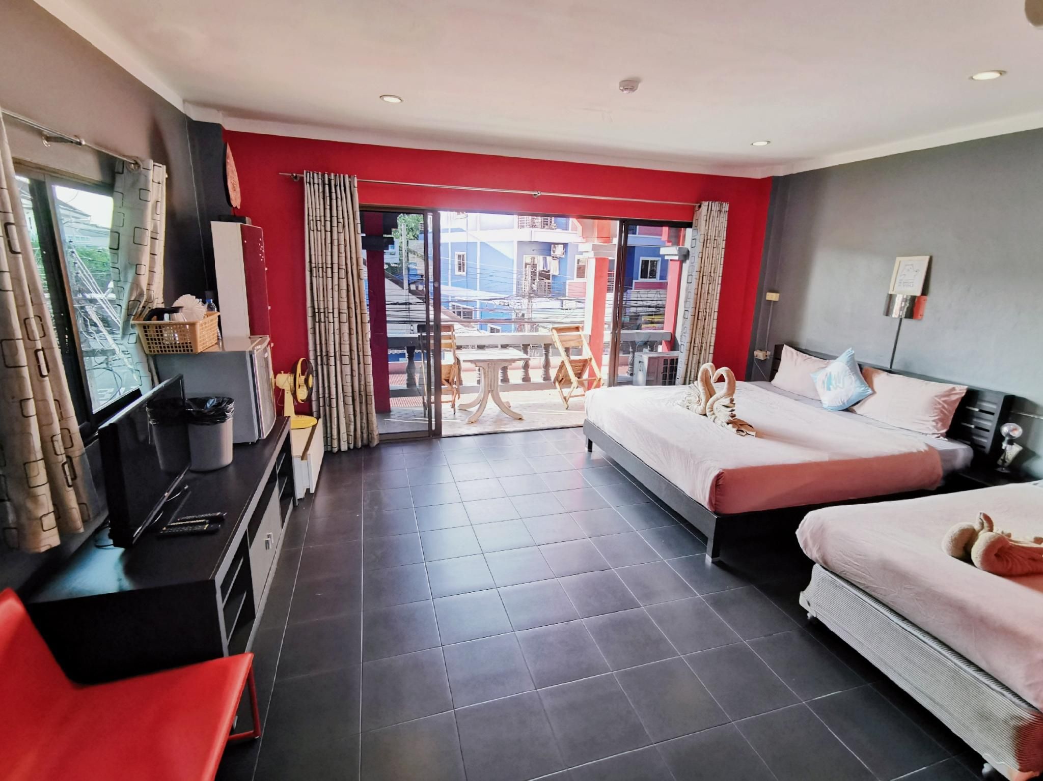Belle Cose Guesthouse / 3 person Room/ King+Single