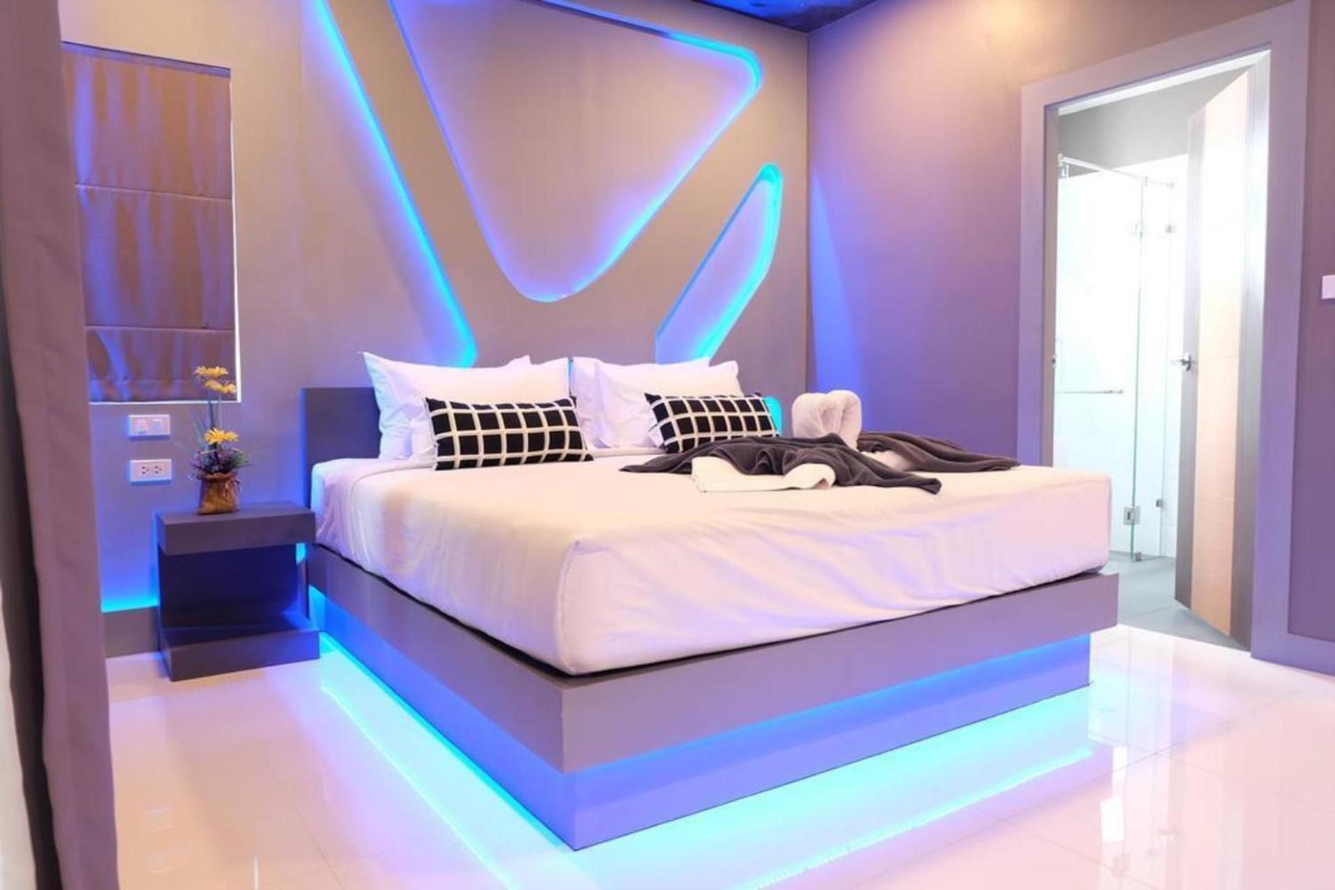 I AM O'TEL Patong Deluxe Double Room with Balcony 2