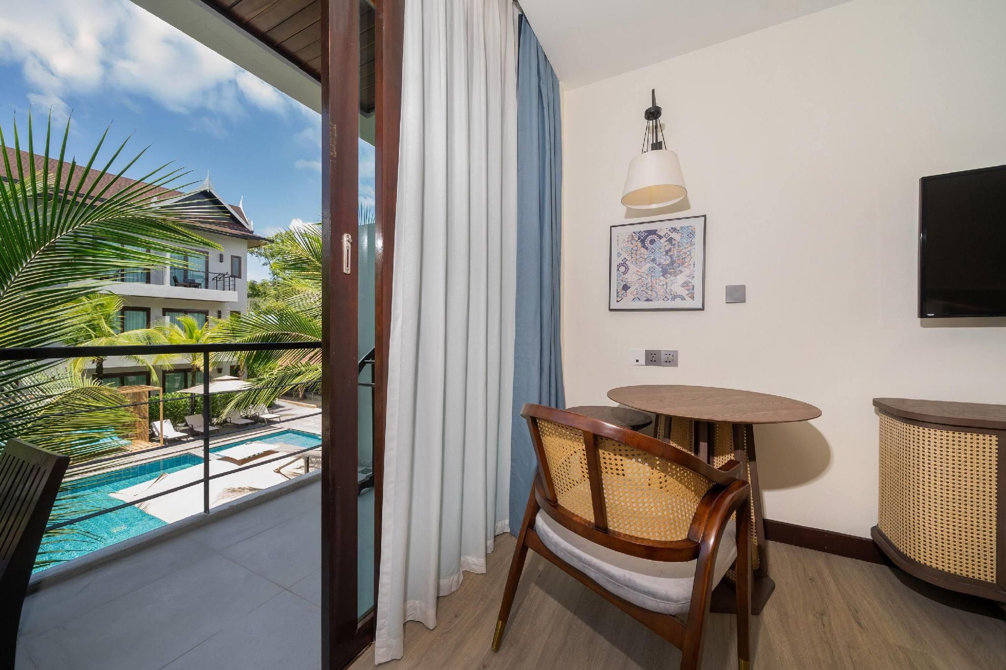 1 King Bed, Deluxe Room, Pool View, Non-Smoking