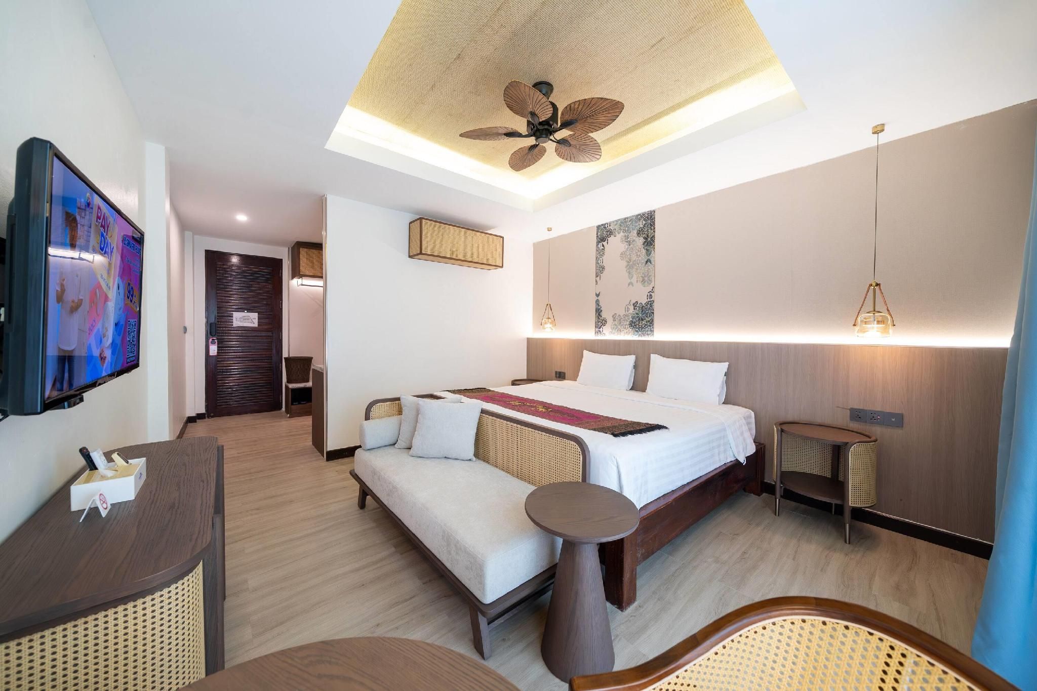 1 King Bed, Premier Pool View, Non-Smoking