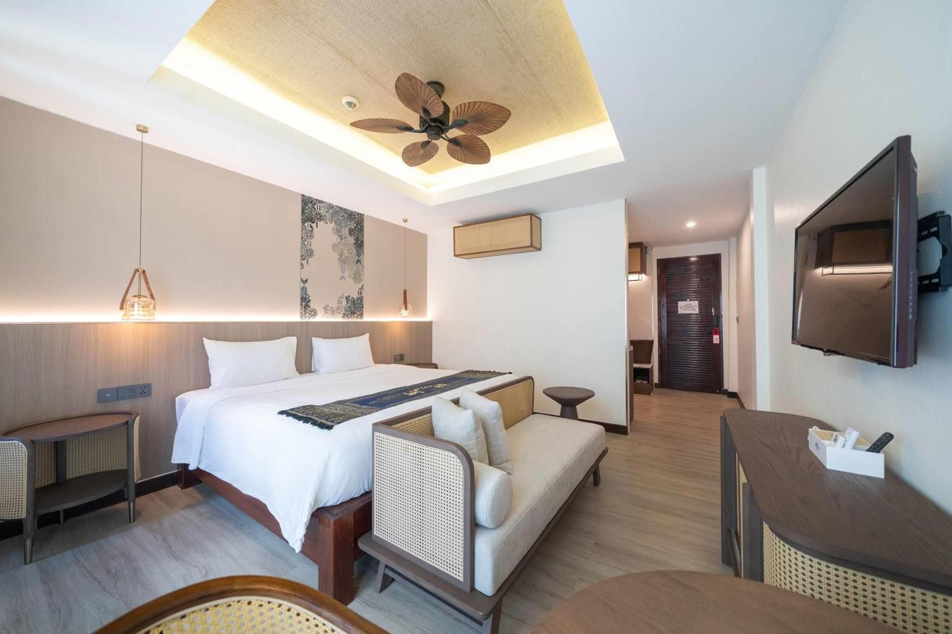 1 King Bed, Deluxe Room, Pool View, Non-Smoking