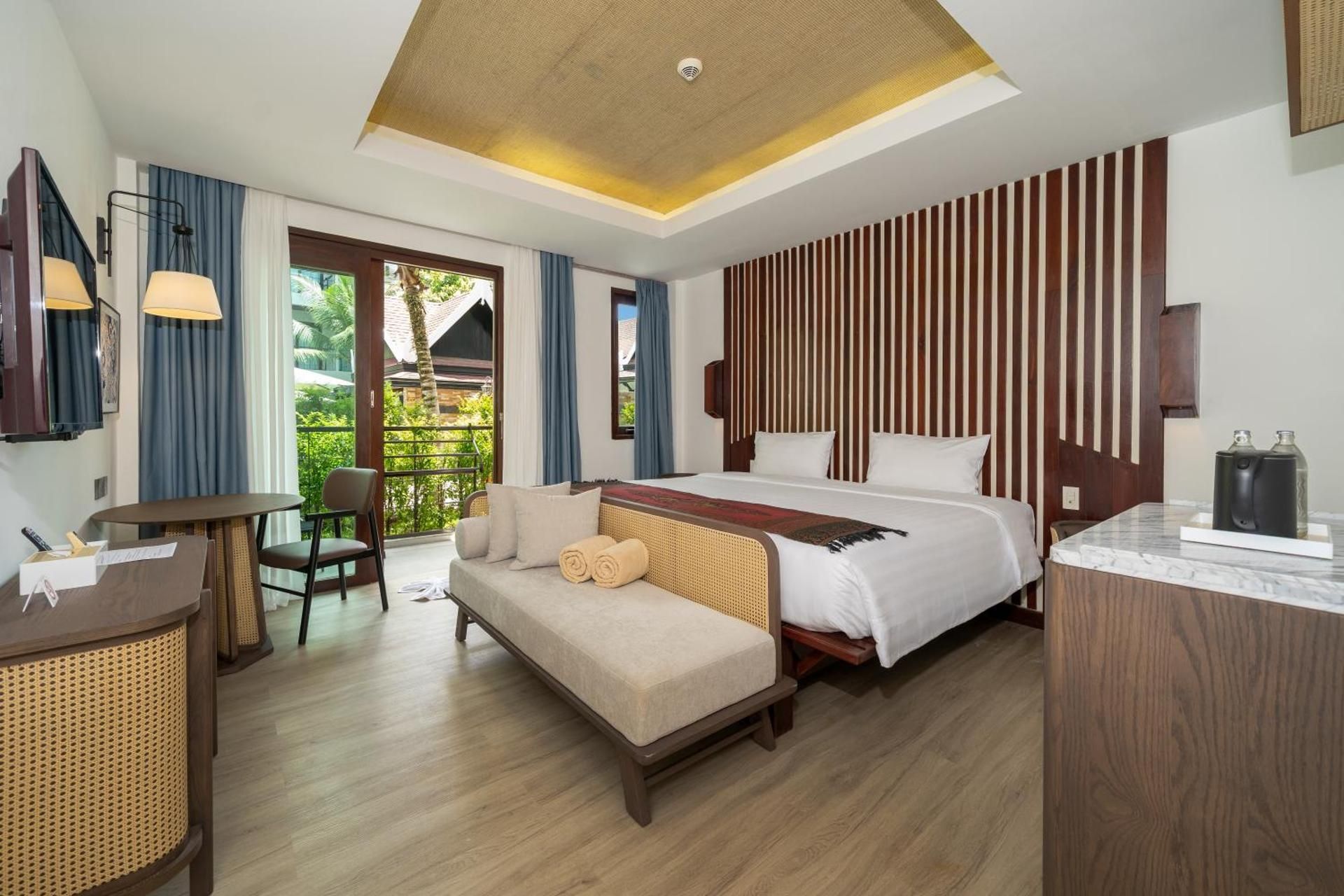 Premier King Room with Pool View - Non-Smoking